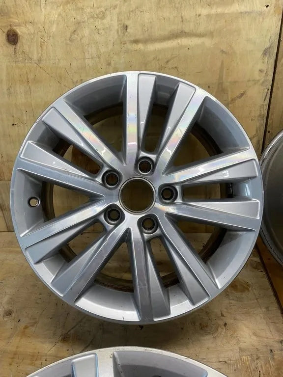 1x Alu Felge Volkswagen T5 Touran Aluminum rim 16 Zoll 5K0601025AE