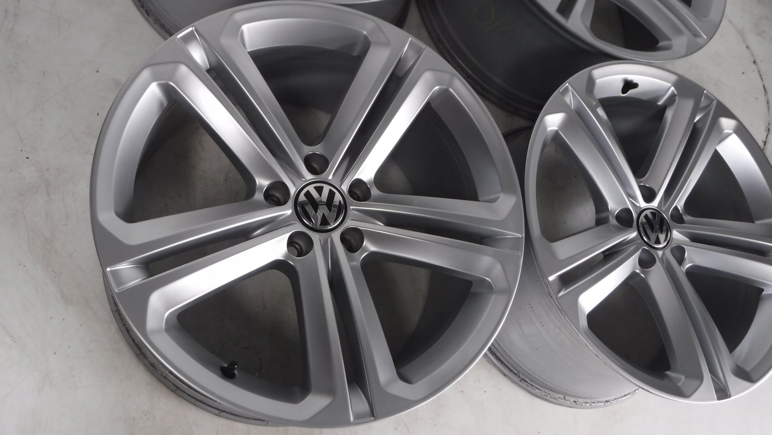 Alu Felge Volkswagen Tiguan Aluminum rim 19 Zoll 9.0J 5x112 33ET