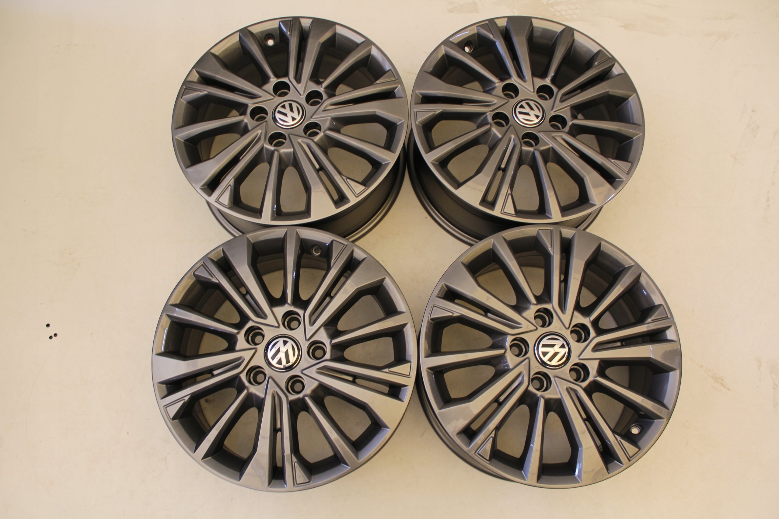 Alu Felge Volkswagen T6 LT Multivan California Amarok T5 17 Zoll 7.0J 5x120 55ET 7LA601025E