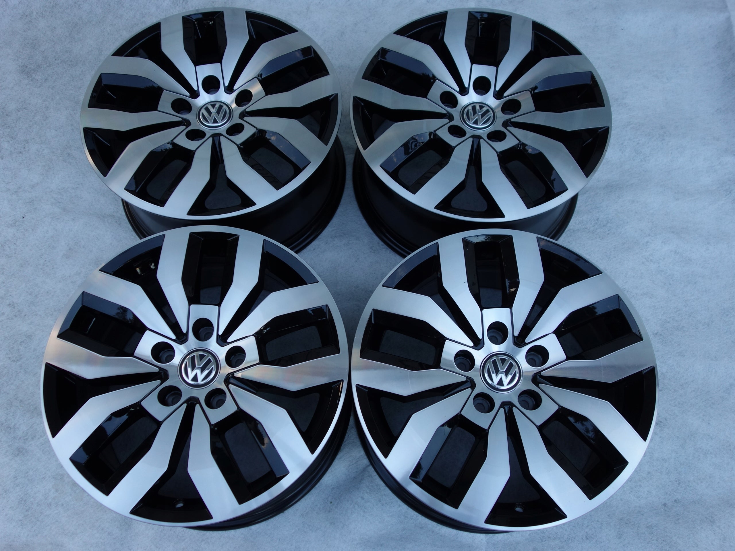 Alu Felge Volkswagen T6 LT Multivan Amarok Caravelle T5 17 Zoll 8.0J 5x120 49ET 2H0601025T