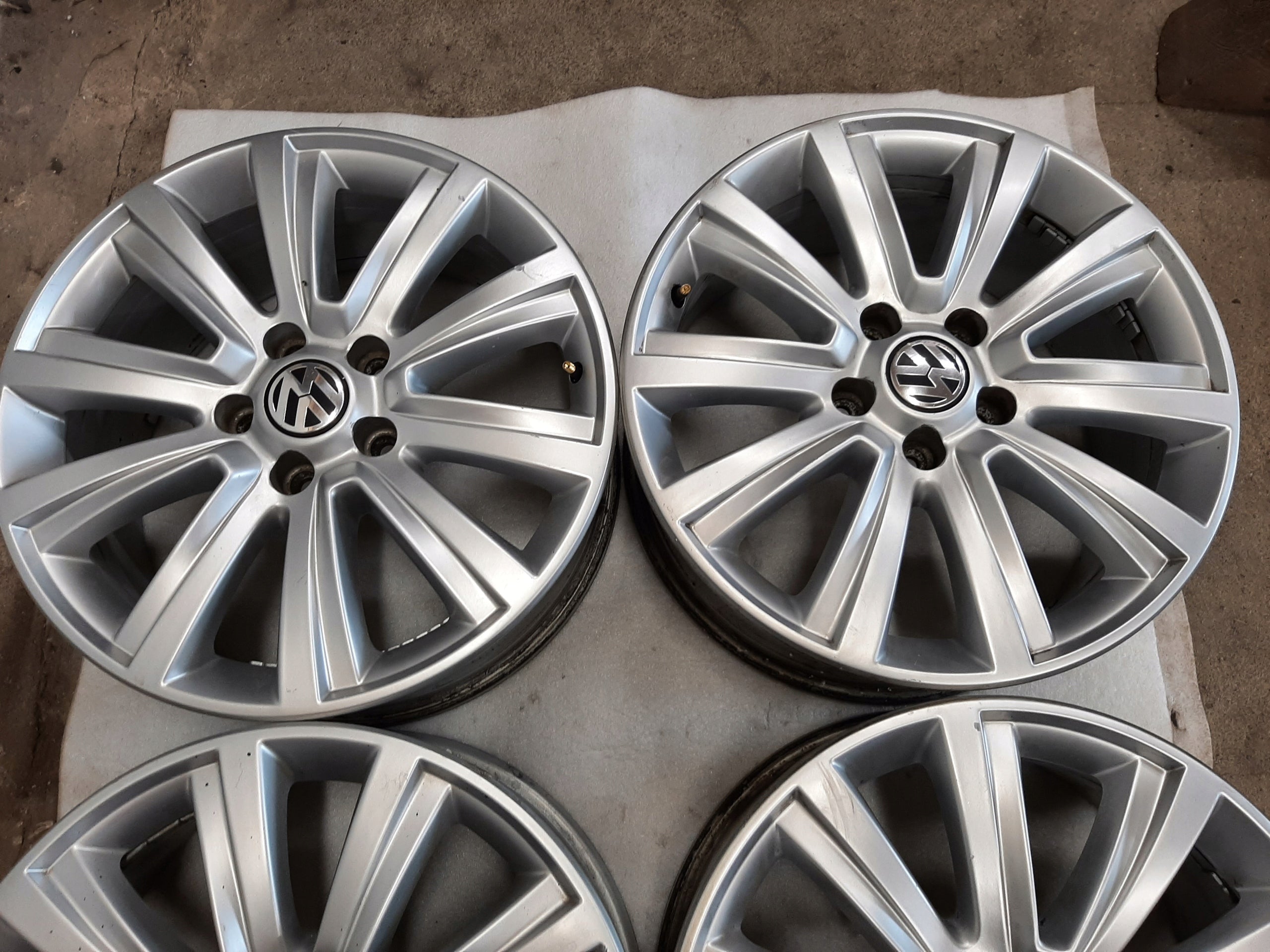 Alu Felge Volkswagen Amarok T6 T5 T4 18 Zoll 7.5J 5x120 45ET 2H0601025B