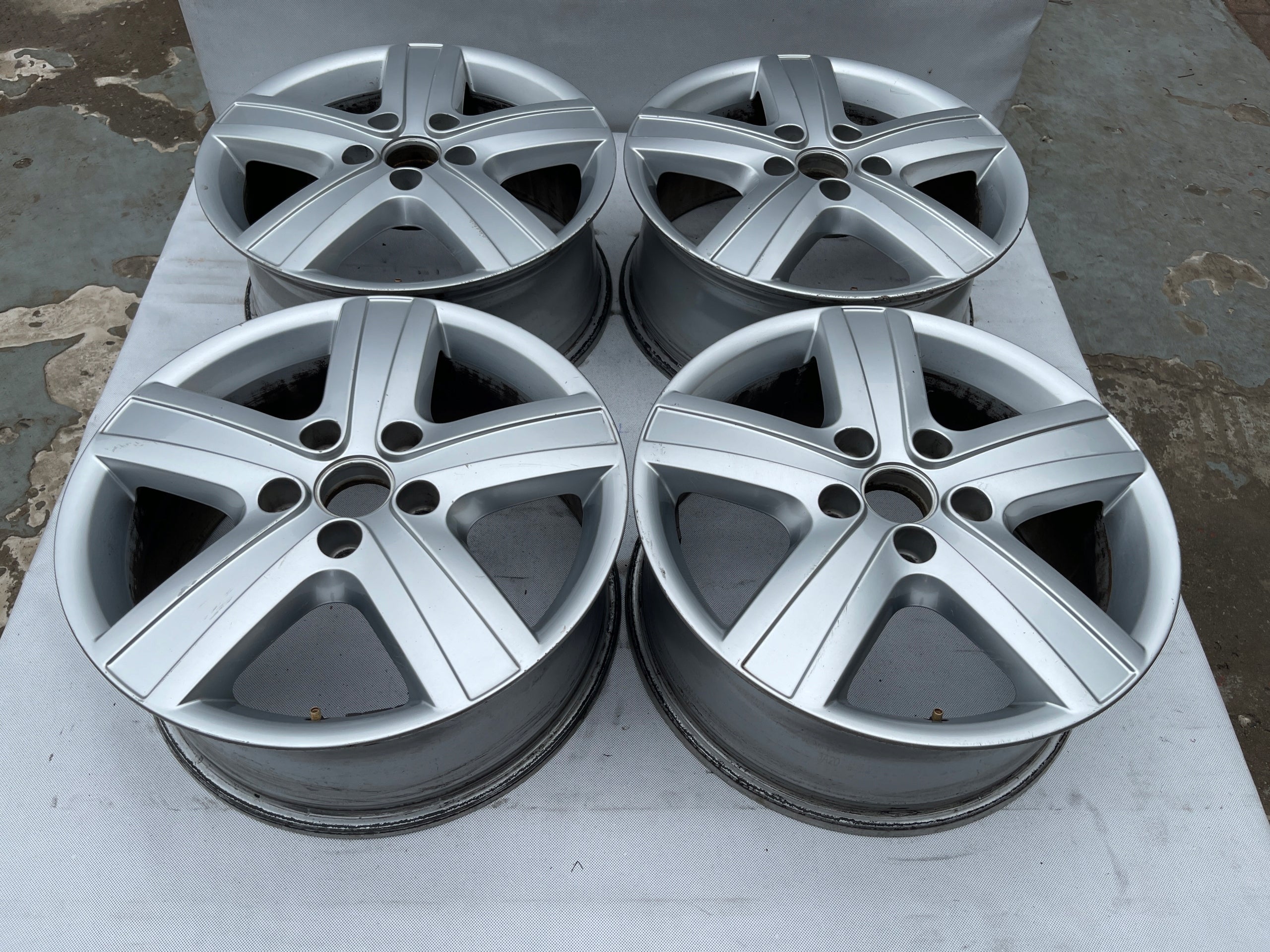 Alu Felge Volkswagen T6 T5 Amarok 17 Zoll 7.0J 5x120 55ET 7H0601025H