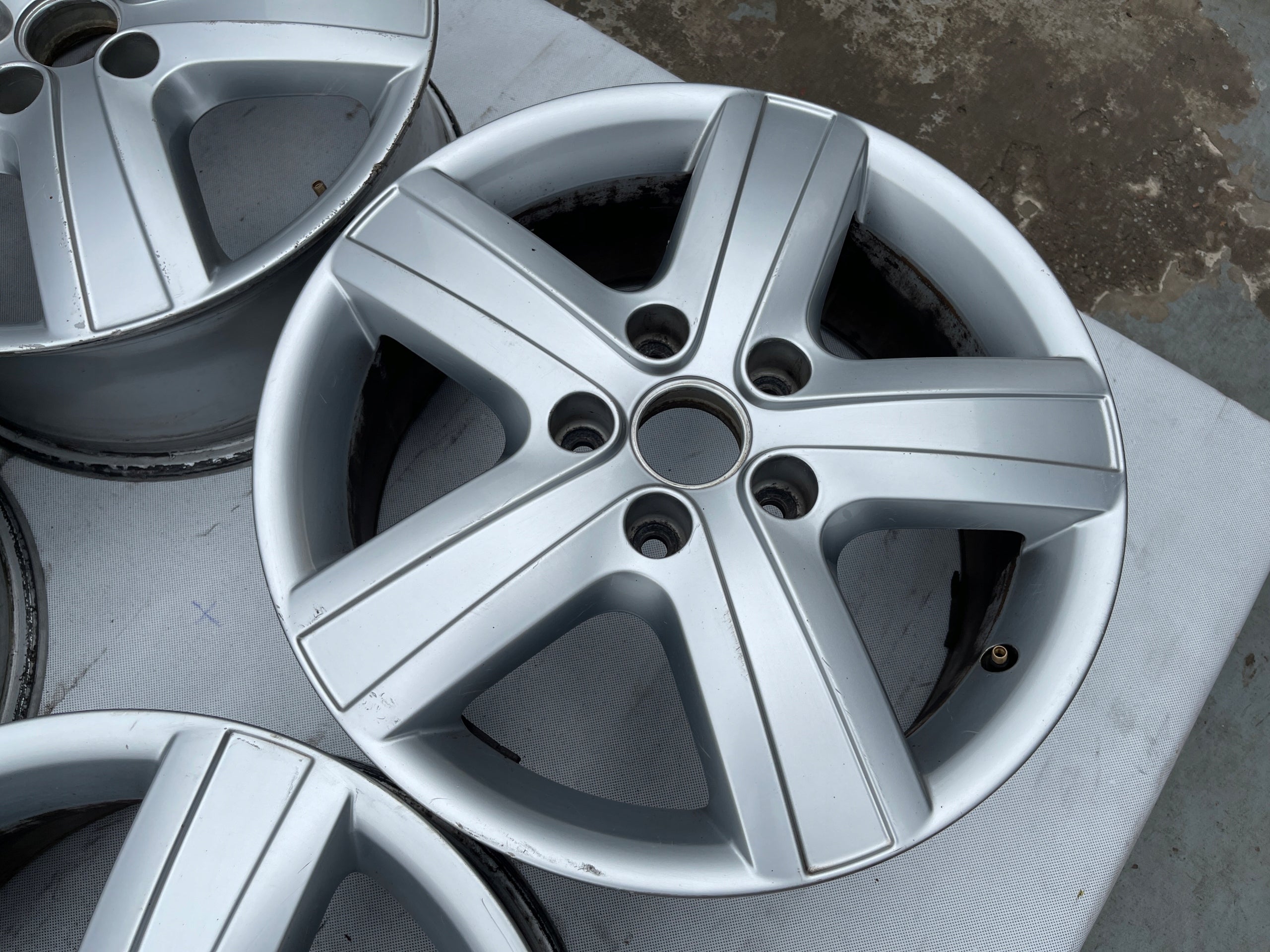 Alu Felge Volkswagen T6 T5 Amarok 17 Zoll 7.0J 5x120 55ET 7H0601025H