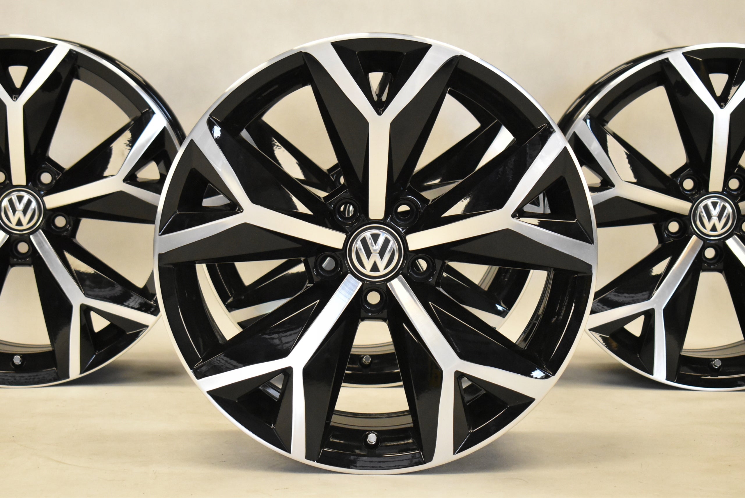 Alu Felge Volkswagen Arteon T3 Atlas Touareg 18 Zoll 8.0J 5x112 34ET 3QF601025A