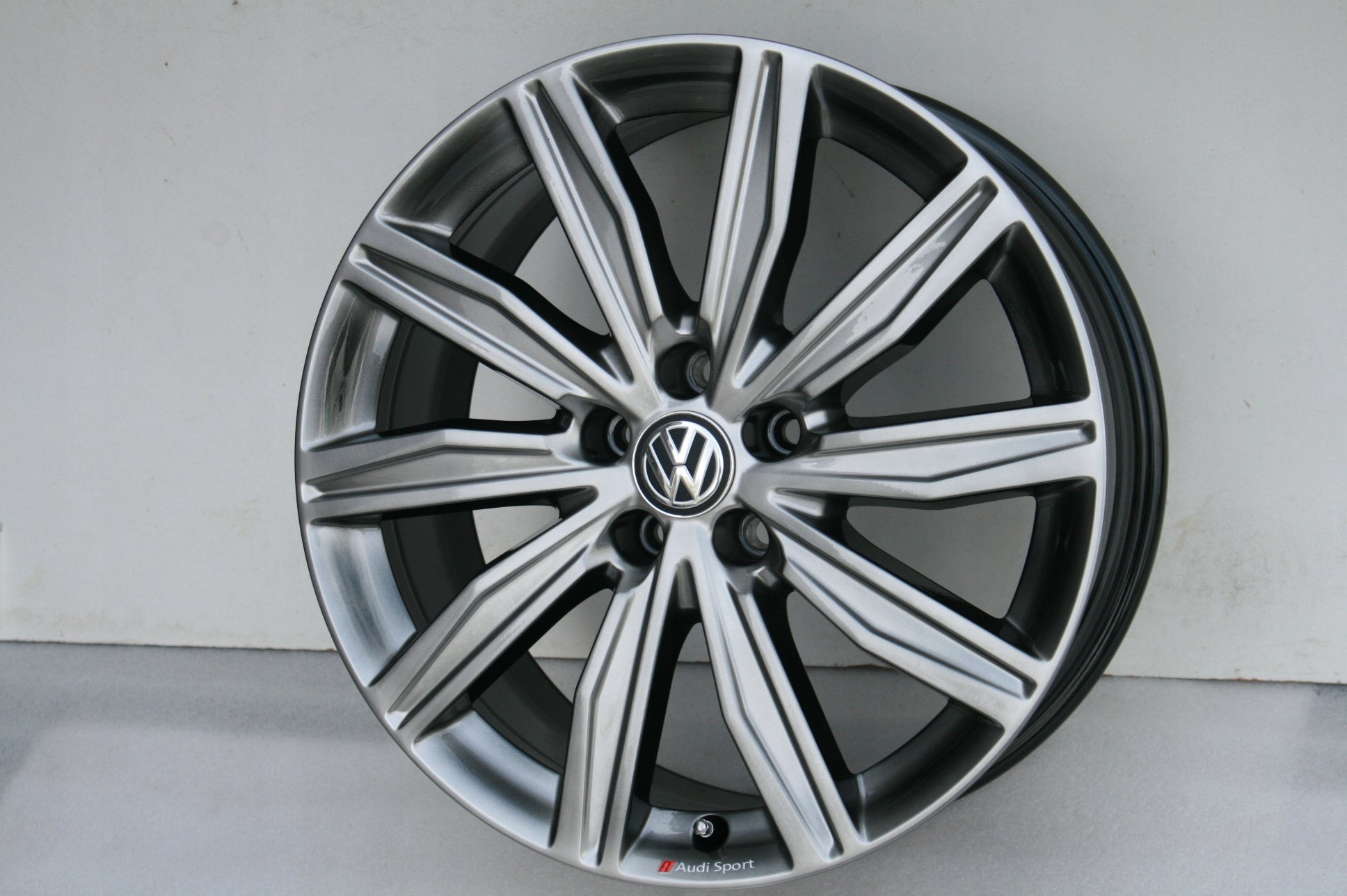 Alu Felge Volkswagen Arteon CC Passat Golf Tiguan 19 Zoll 8.0J 5x112 39ET 4K0601075M