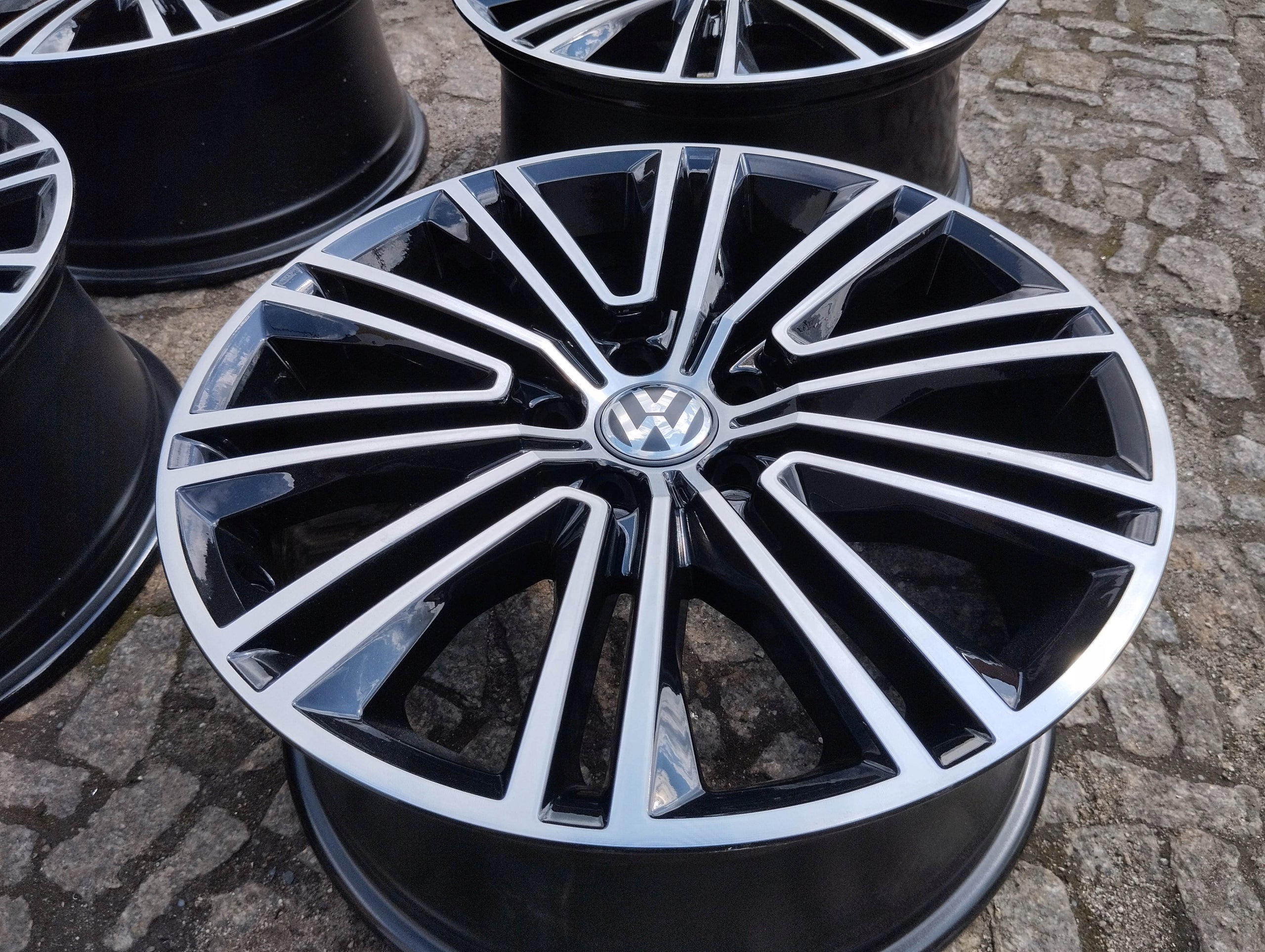 Alu Felge Volkswagen Tiguan Arteon Passat CC 18 Zoll 8.0J 5x112 44ET 3AA601025L