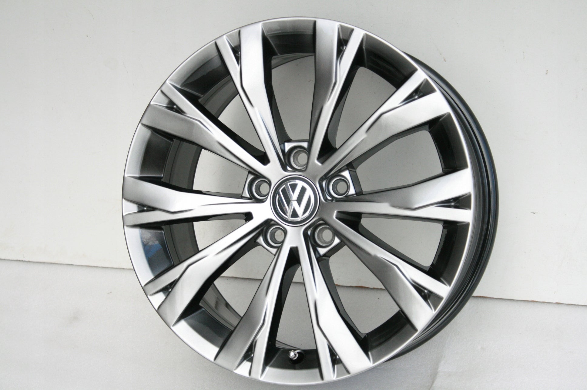 Alu Felge Volkswagen Arteon Passat Golf Tiguan Touran 17 Zoll 7.0J 5x112 40ET 5NA601025