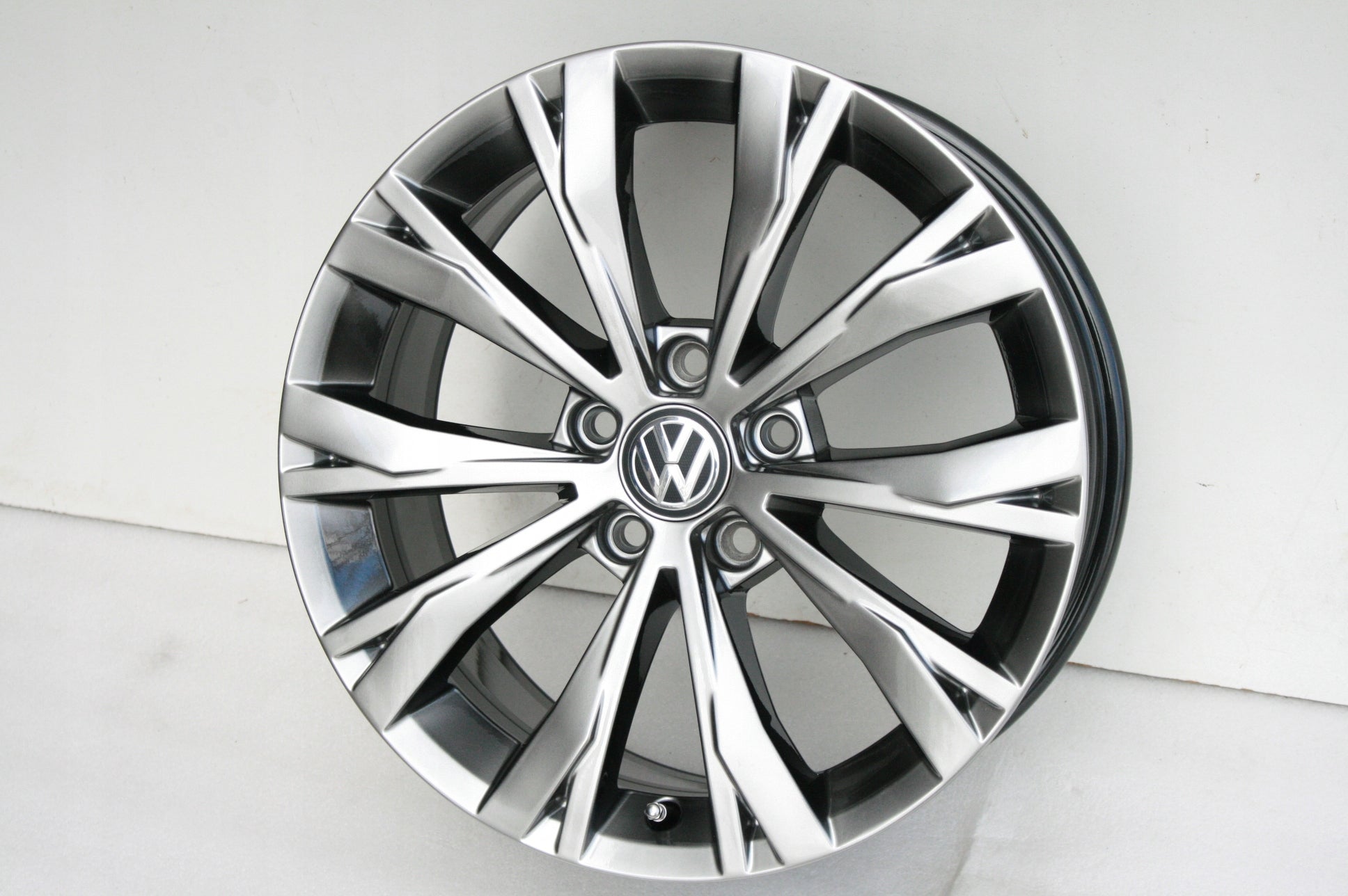 Alu Felge Volkswagen Arteon Passat Golf Tiguan Touran 17 Zoll 7.0J 5x112 40ET 5NA601025