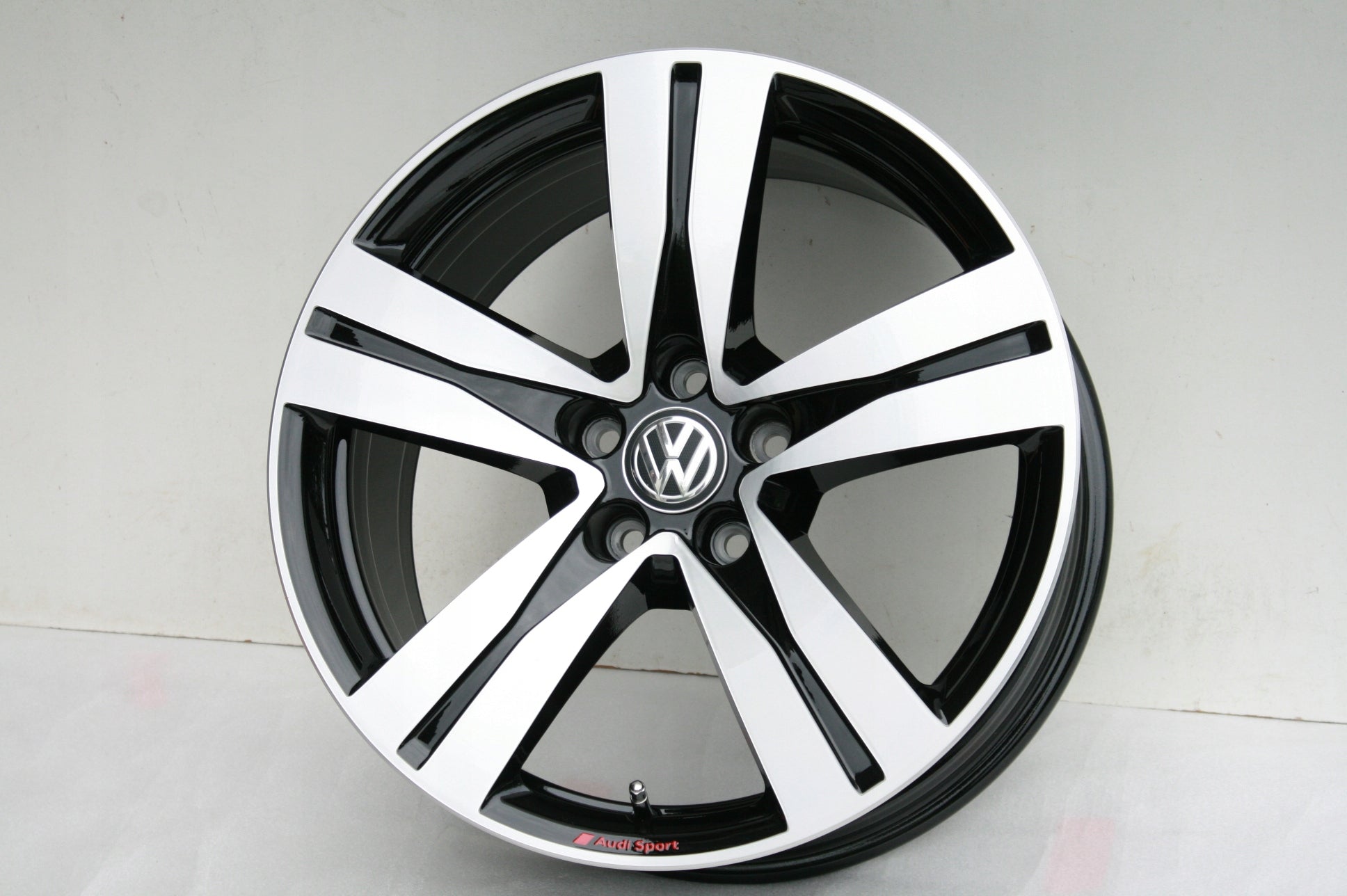 Alu Felge Volkswagen Arteon Touareg Tiguan Passat 18 Zoll 8.0J 5x112 25ET 4M0601025A