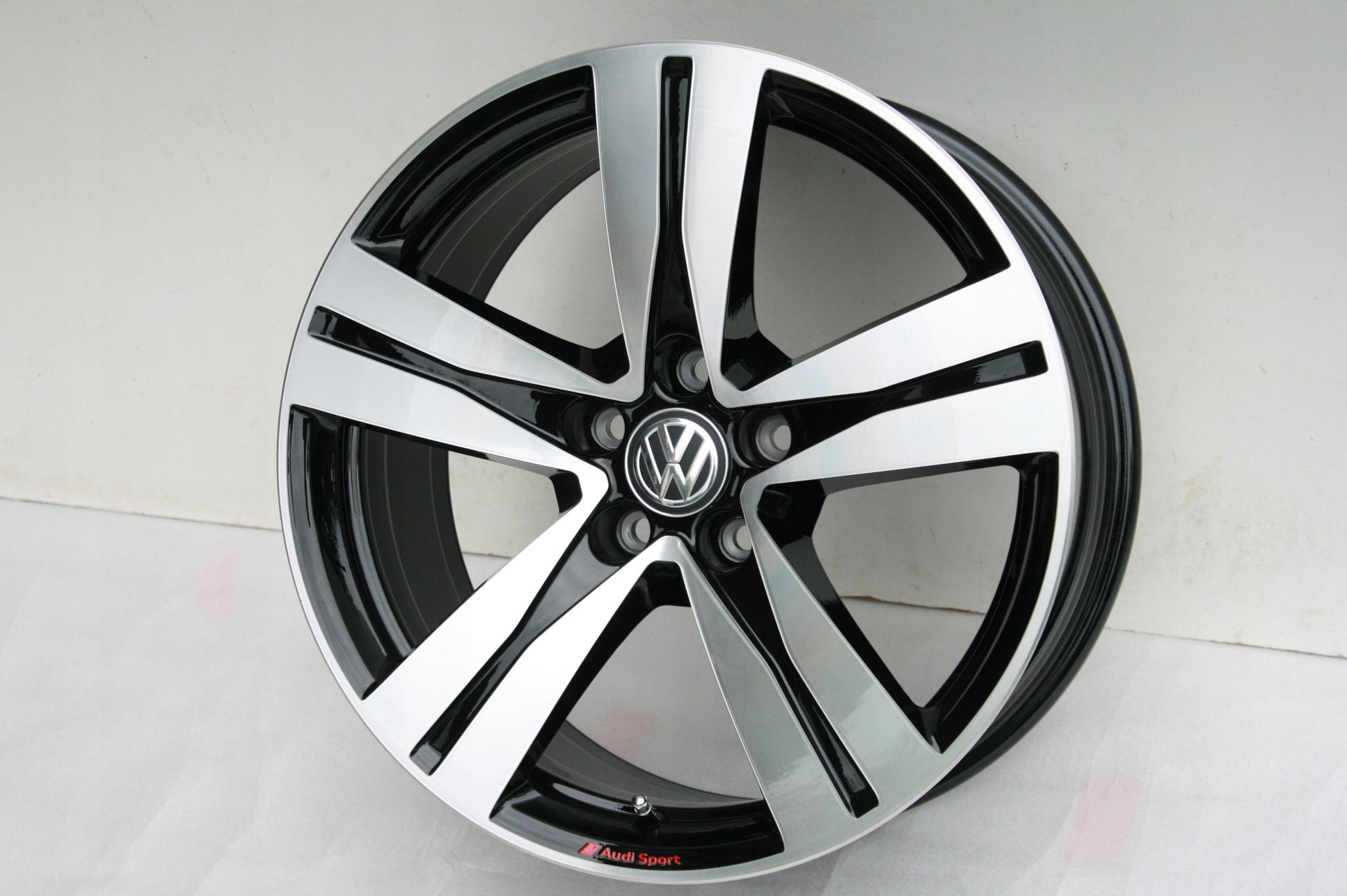 Alu Felge Volkswagen Arteon Touareg Tiguan Passat 18 Zoll 8.0J 5x112 25ET 4M0601025A