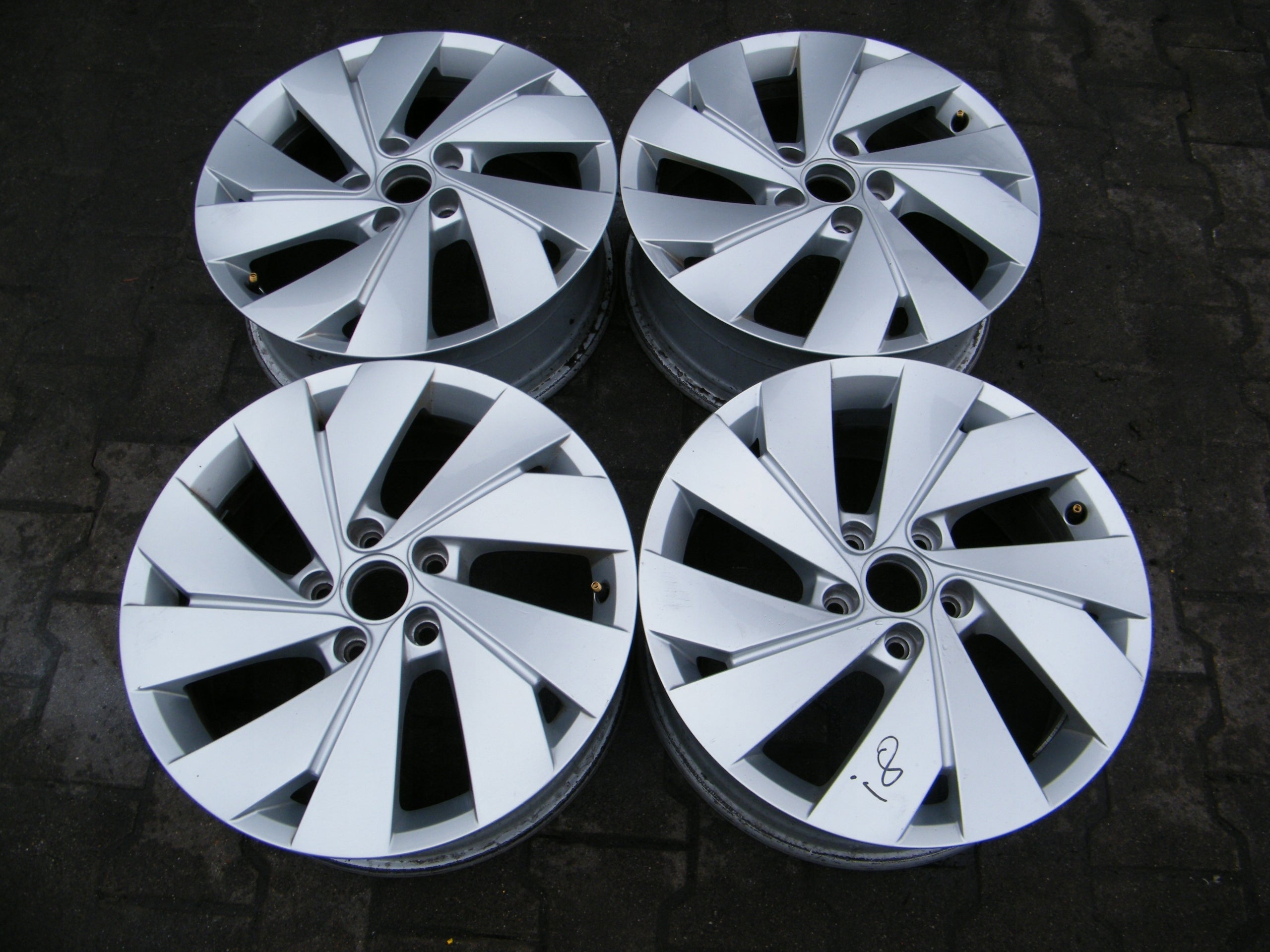 Alu Felge Volkswagen Golf VIII Golf VII Golf Golf V Golf VI Beetle Touran T4 17 Zoll 6.5J 5x112 46ET 8T0601025B