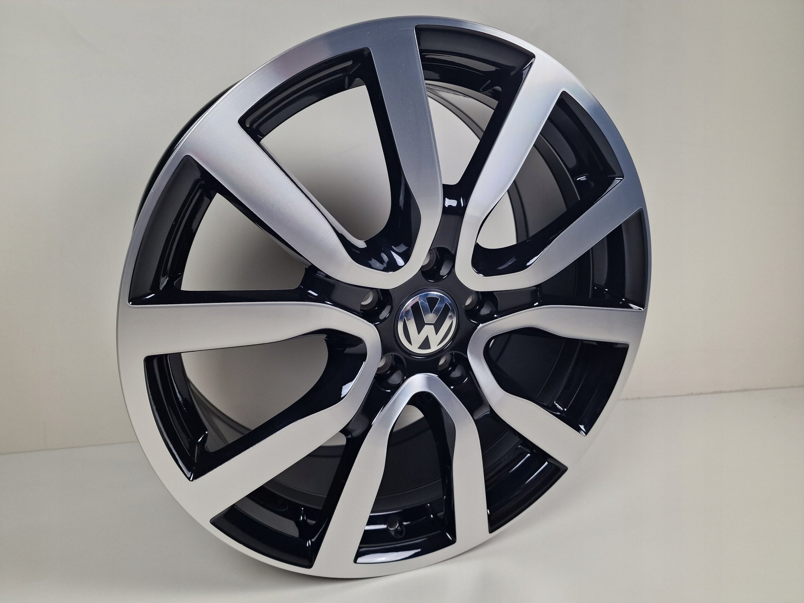 Alu Felge Volkswagen Arteon Passat Tiguan Golf 18 Zoll 7.5J 5x112 51ET