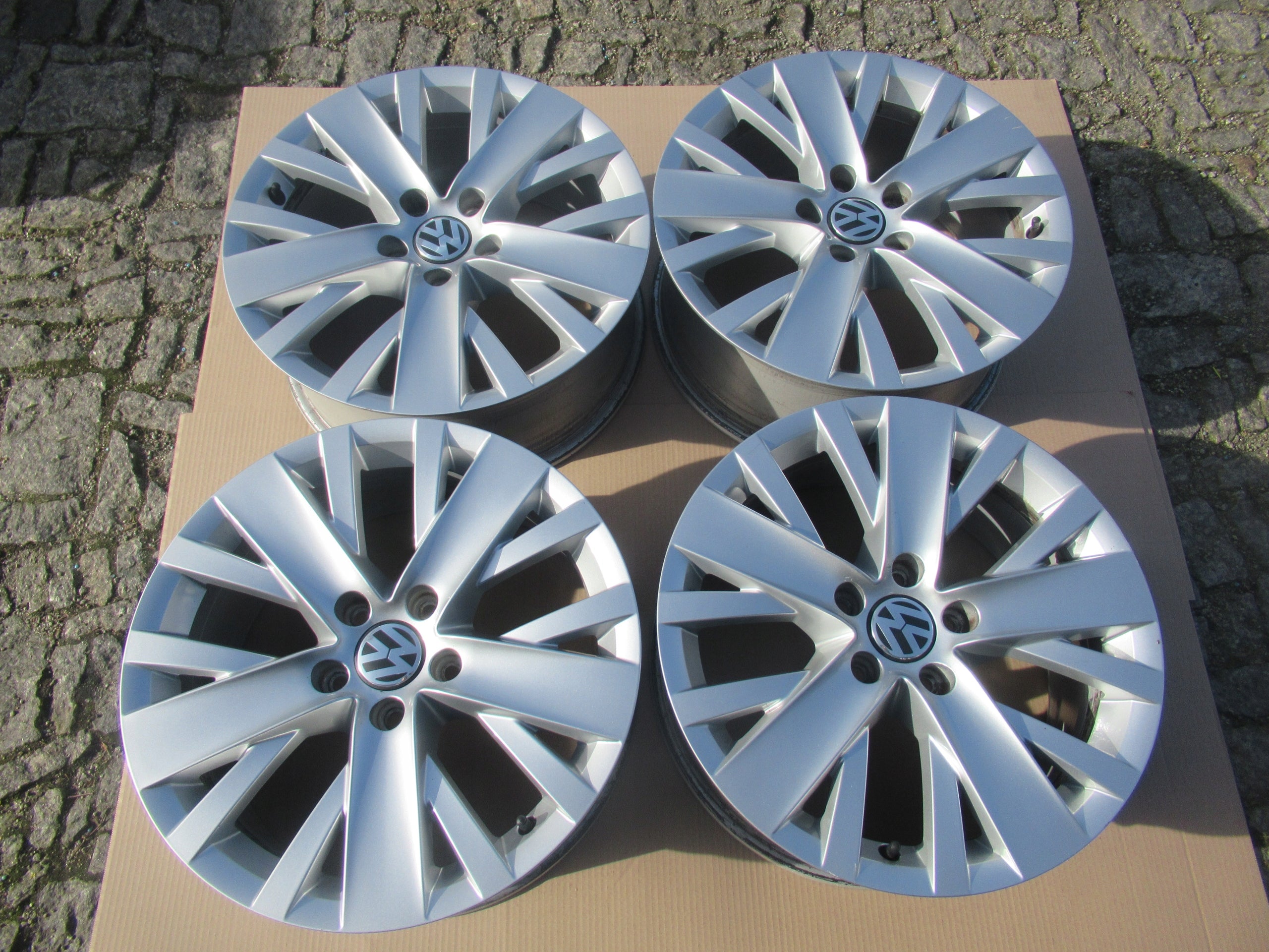 Alu Felge Volkswagen Passat Golf Caddy Sharan Eos Jetta Touran T4 17 Zoll 7.0J 5x112 39ET 7N0601025L