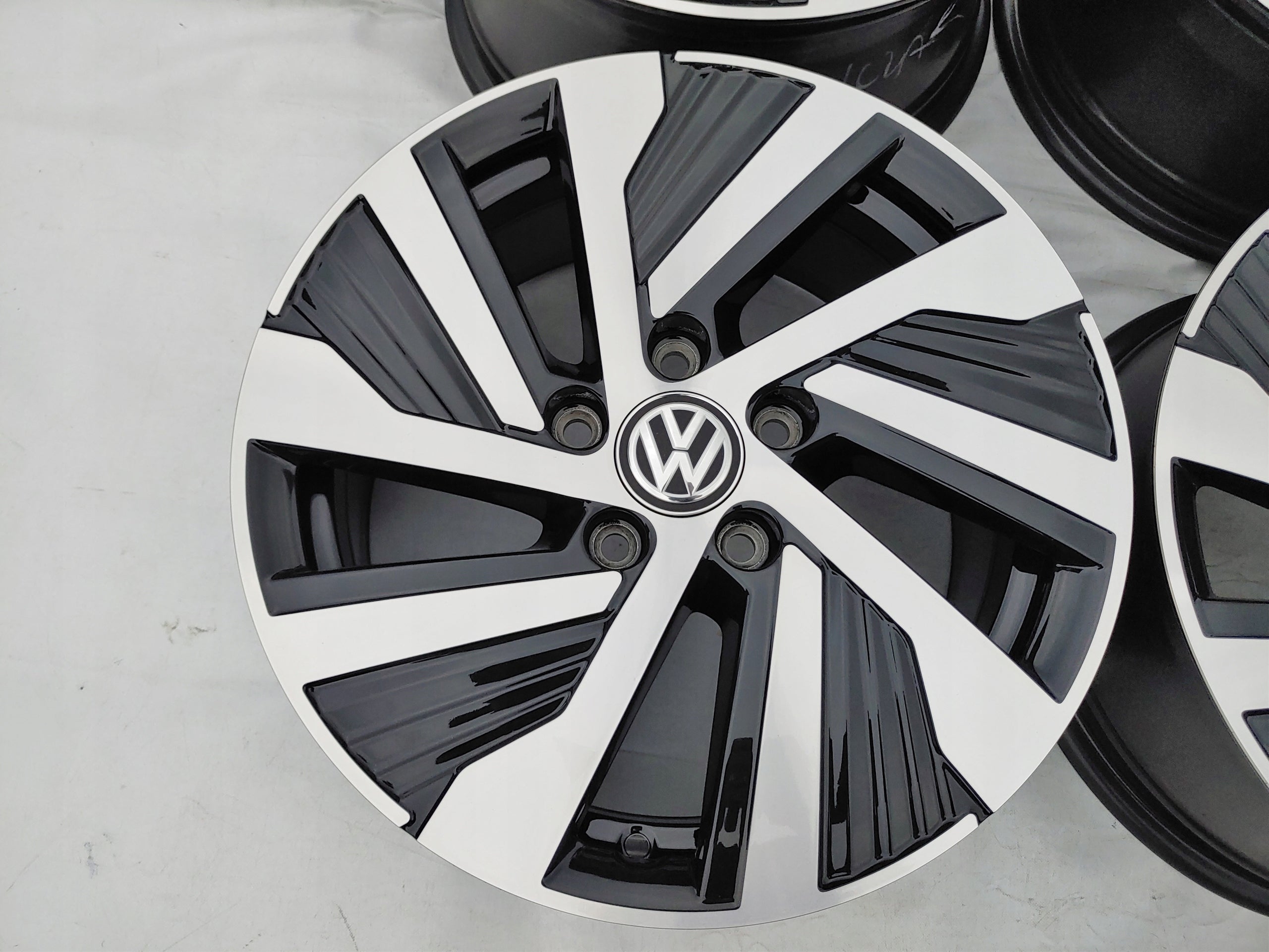 Alu Felge Volkswagen Golf VII Caddy Golf V Golf VI Touran Golf Passat 16 Zoll 7.0J 5x112 48ET 5H0601025A