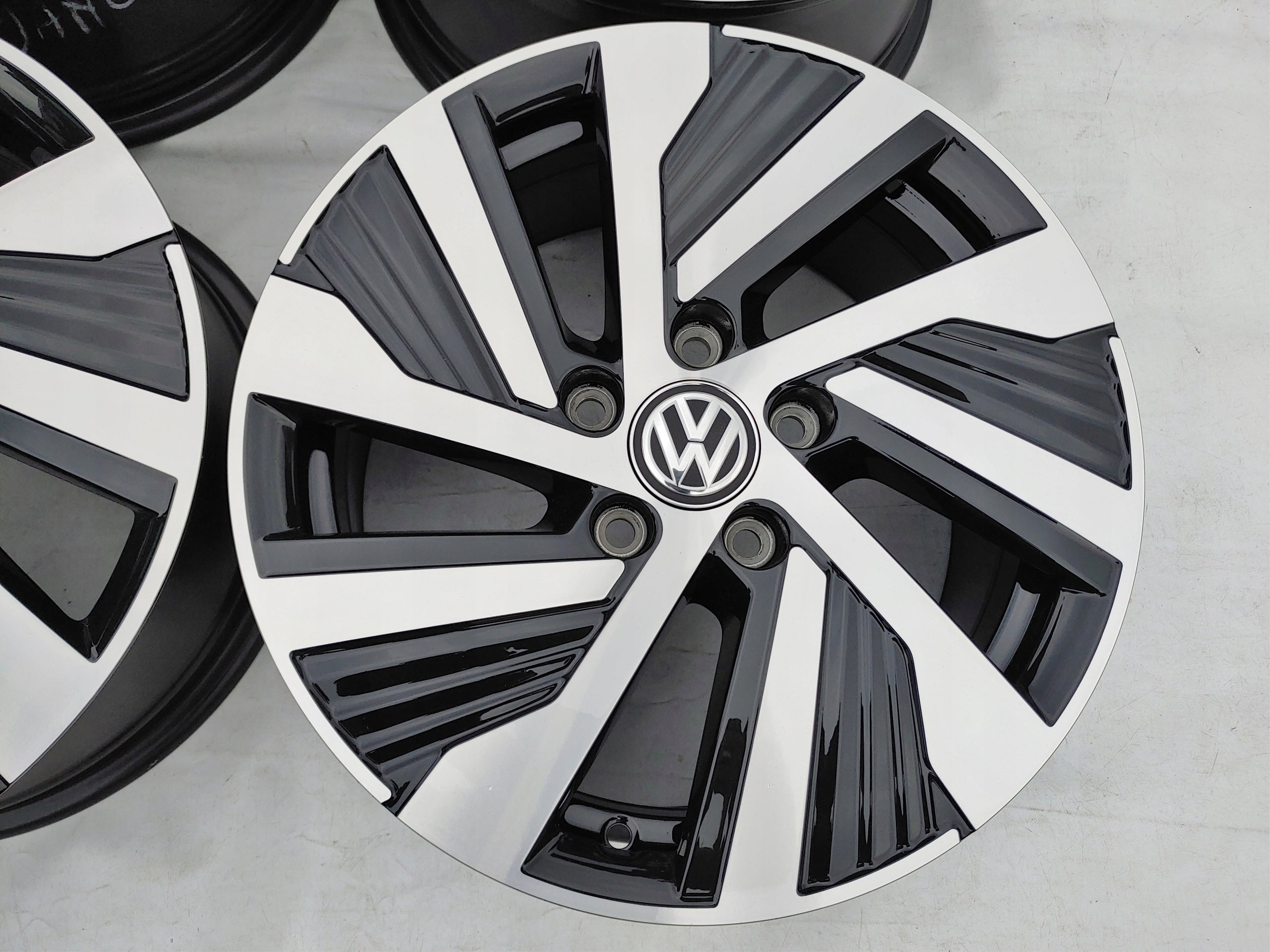 Alu Felge Volkswagen Golf VII Caddy Golf V Golf VI Touran Golf Passat 16 Zoll 7.0J 5x112 48ET 5H0601025A