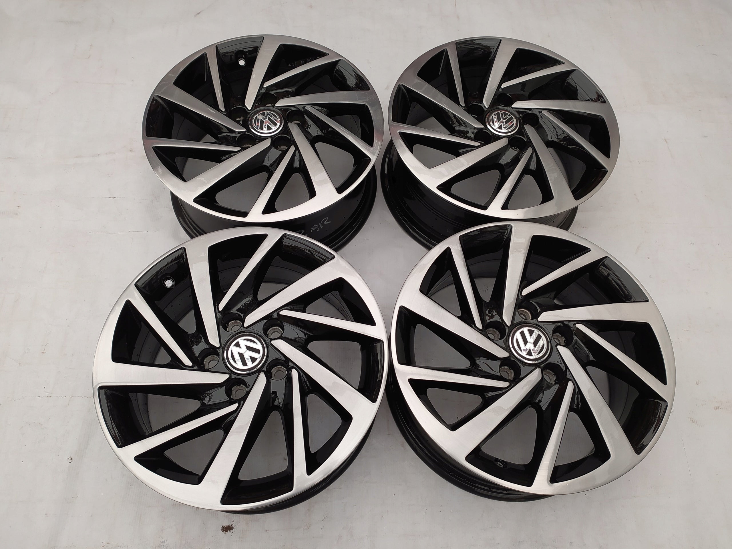  Alu Felge Volkswagen Jetta Caddy 16 Zoll 6.5J 5x112 46ET 5G0601025DM product image