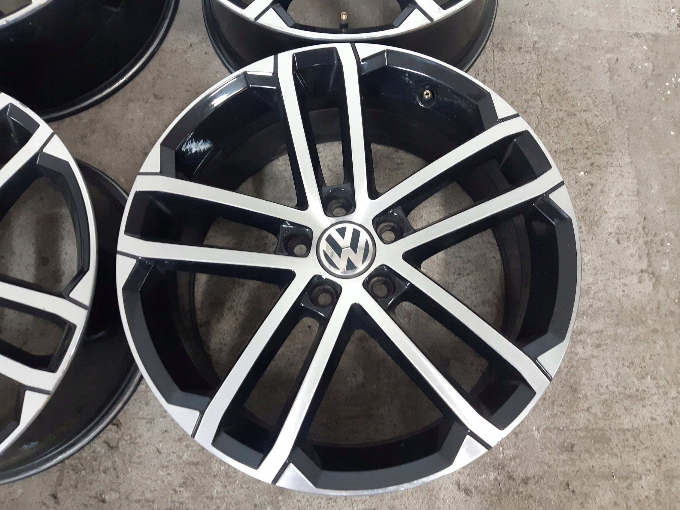 Alu Felge Volkswagen Golf VII CC Golf Passat Golf V Golf VI 18 Zoll 7.5J 5x112 49ET 5G0601025AQ