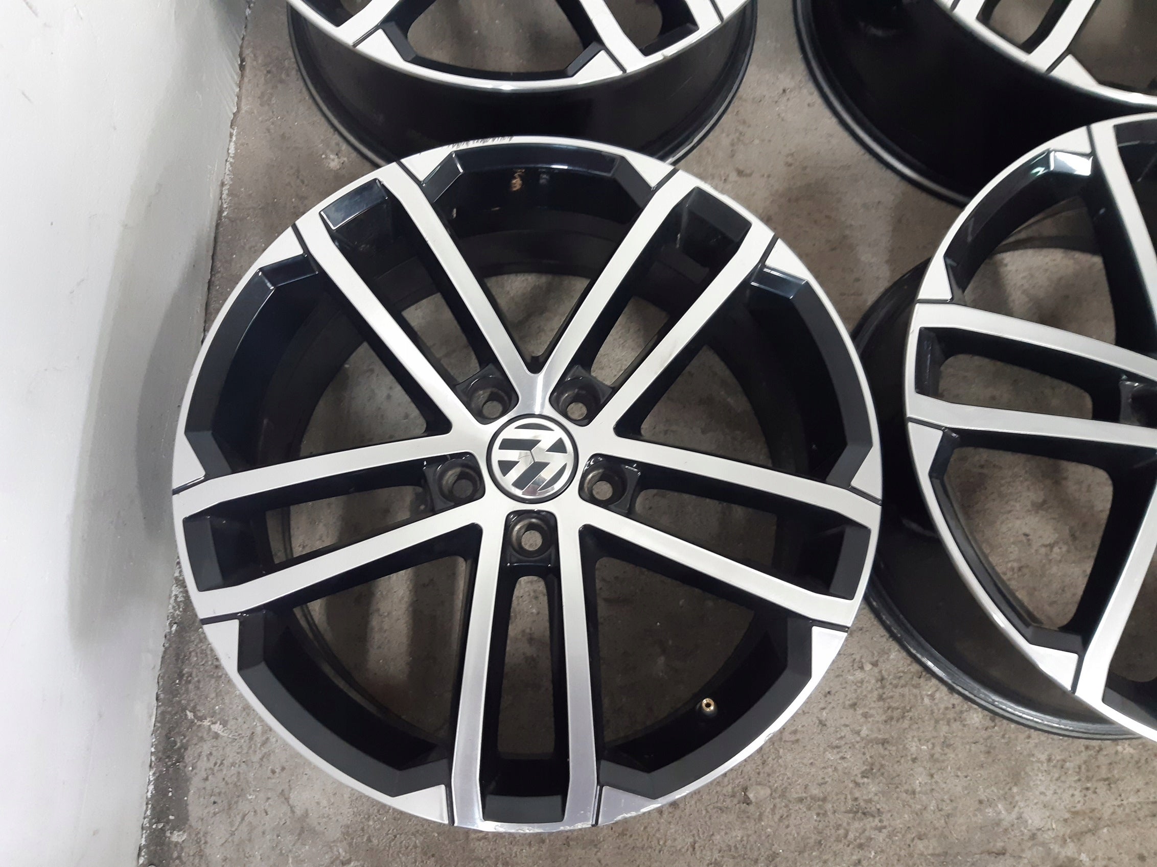 Alu Felge Volkswagen Golf VII CC Golf Passat Golf V Golf VI 18 Zoll 7.5J 5x112 49ET 5G0601025AQ