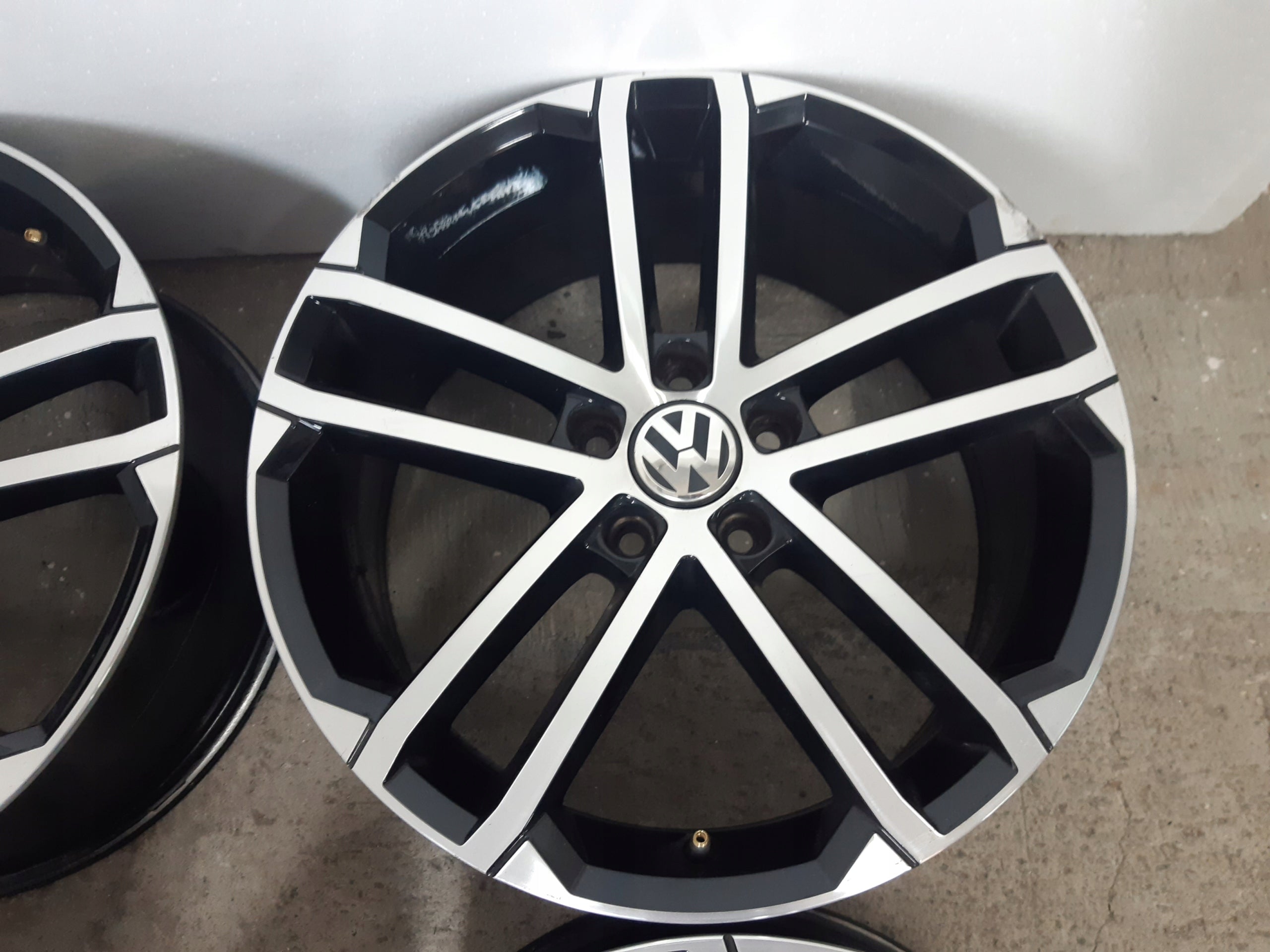 Alu Felge Volkswagen Golf VII CC Golf Passat Golf V Golf VI 18 Zoll 7.5J 5x112 49ET 5G0601025AQ