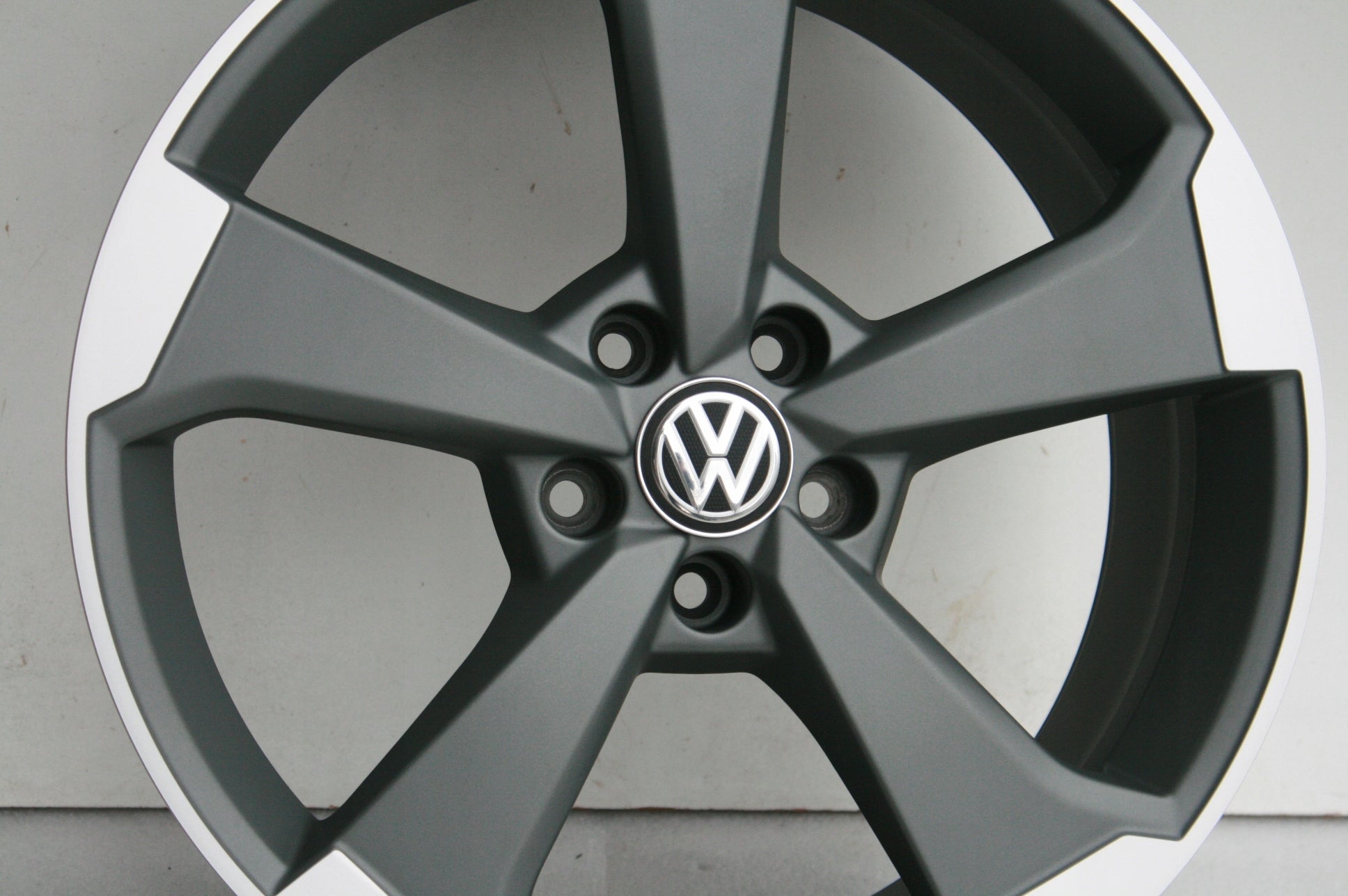 Alu Felge Volkswagen Jetta CC Passat Golf 19 Zoll 8.0J 5x112 8V0601025ET