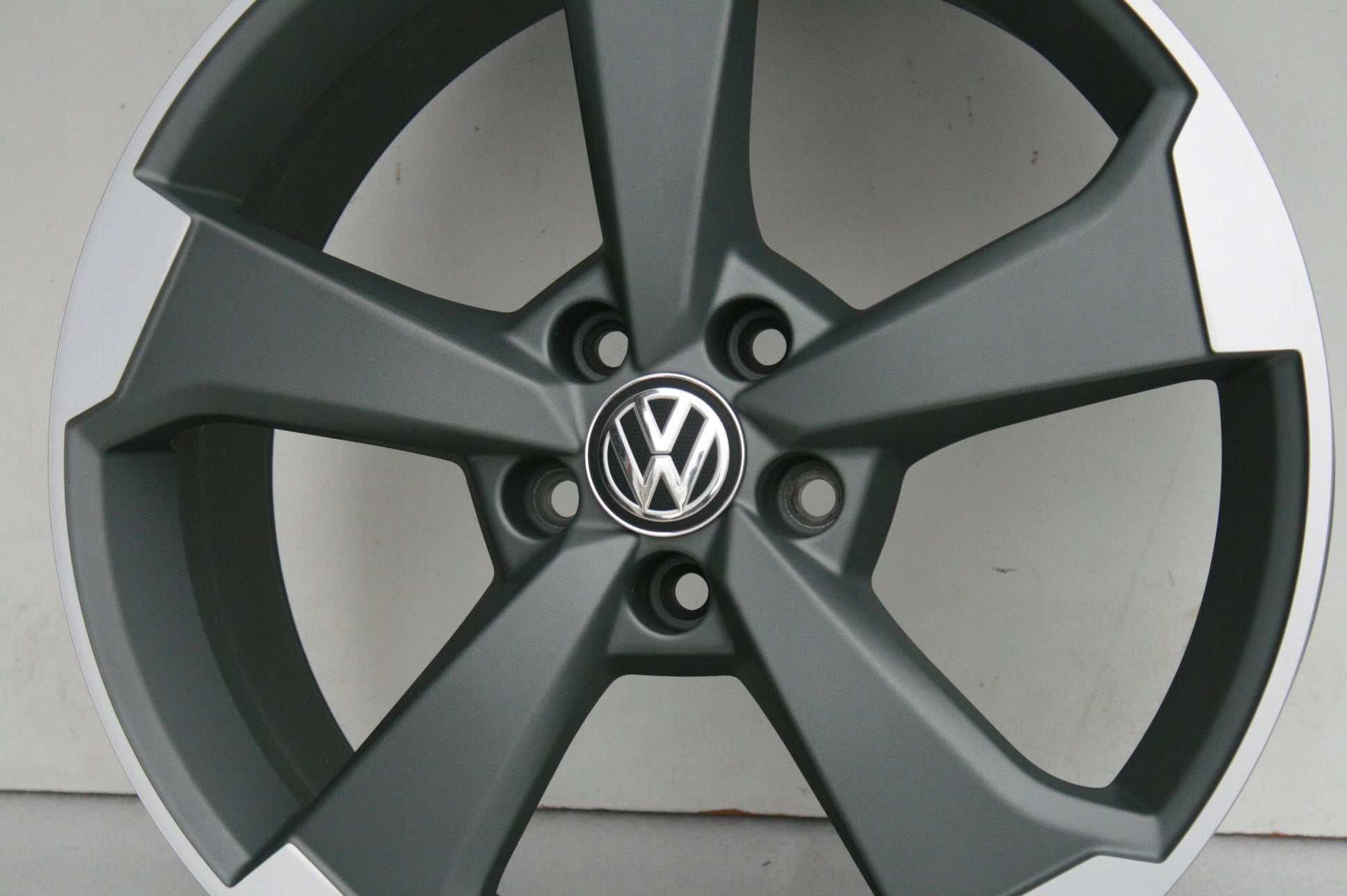 Alu Felge Volkswagen Jetta CC Passat Golf 19 Zoll 8.0J 5x112 8V0601025ET