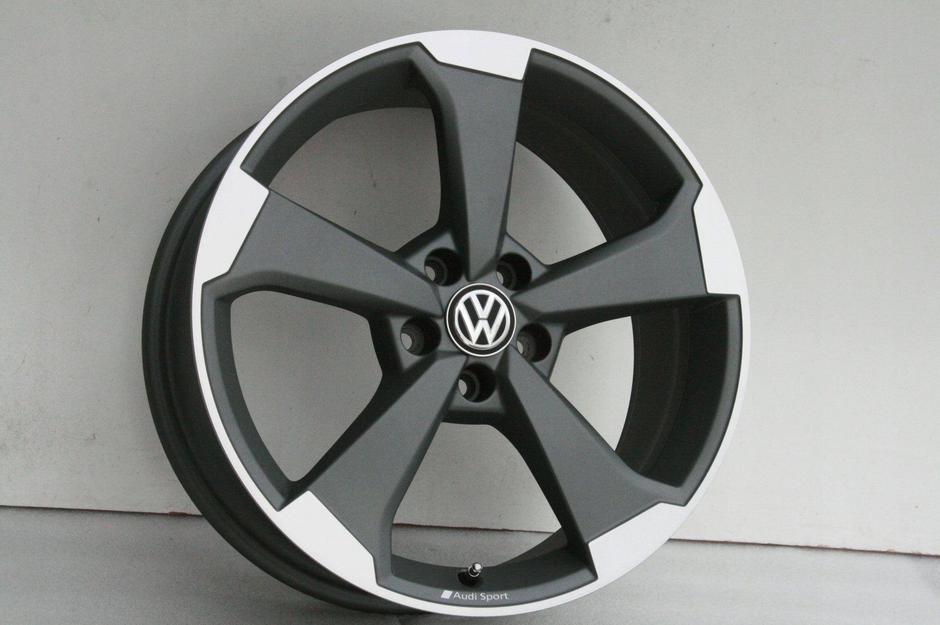 Alu Felge Volkswagen Jetta CC Passat Golf 19 Zoll 8.0J 5x112 8V0601025ET