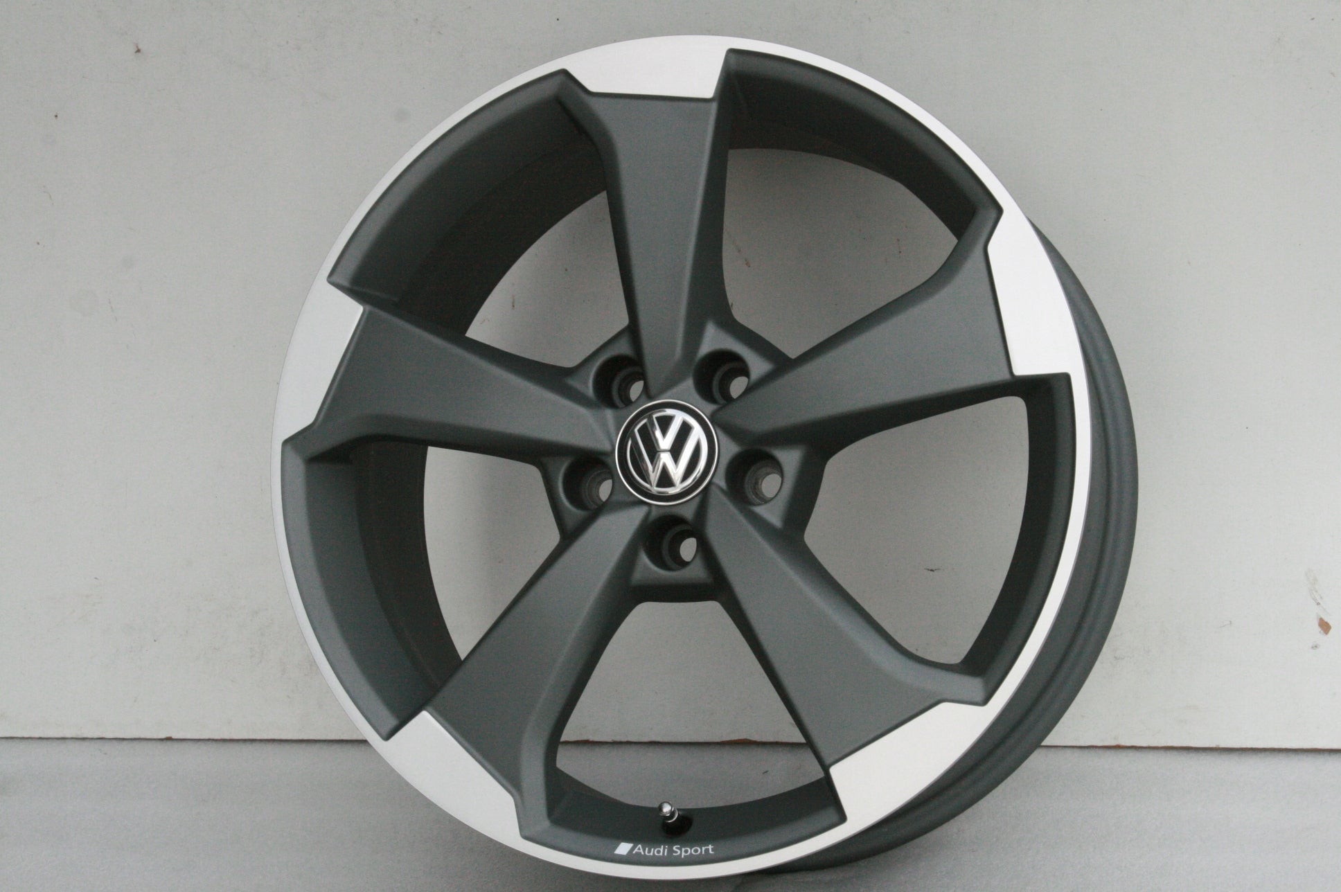 Alu Felge Volkswagen Jetta CC Passat Golf 19 Zoll 8.0J 5x112 8V0601025ET