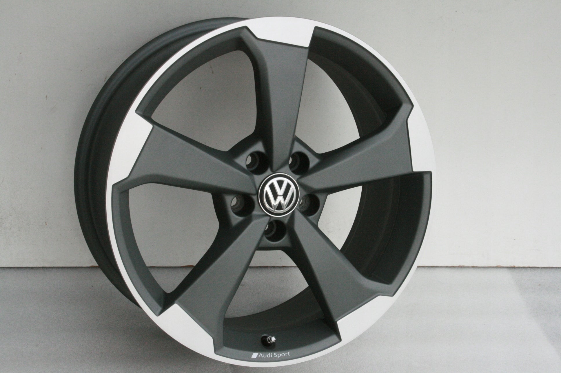 Alu Felge Volkswagen Jetta CC Passat Golf 19 Zoll 8.0J 5x112 8V0601025ET