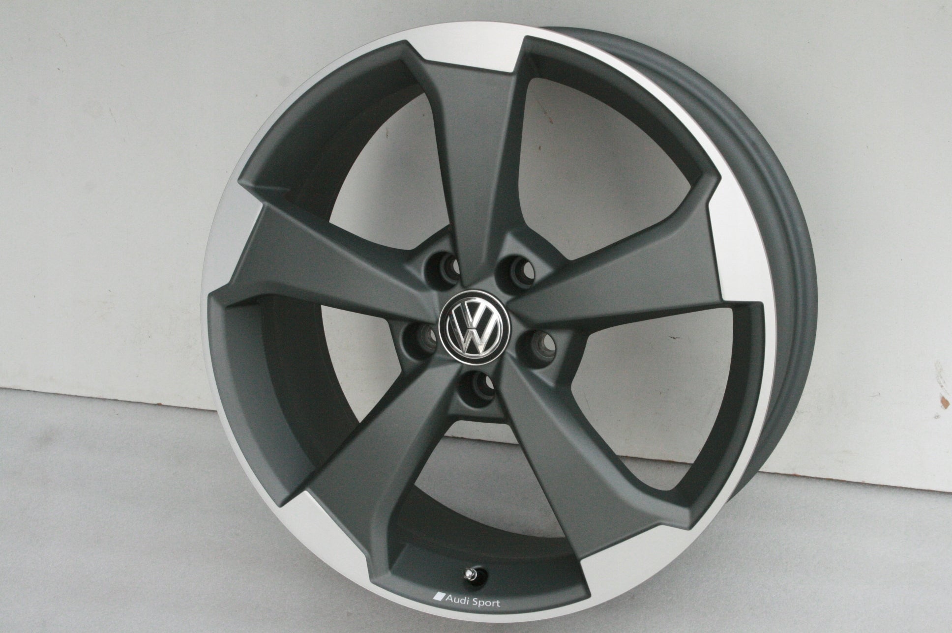 Alu Felge Volkswagen Jetta CC Passat Golf 19 Zoll 8.0J 5x112 8V0601025ET