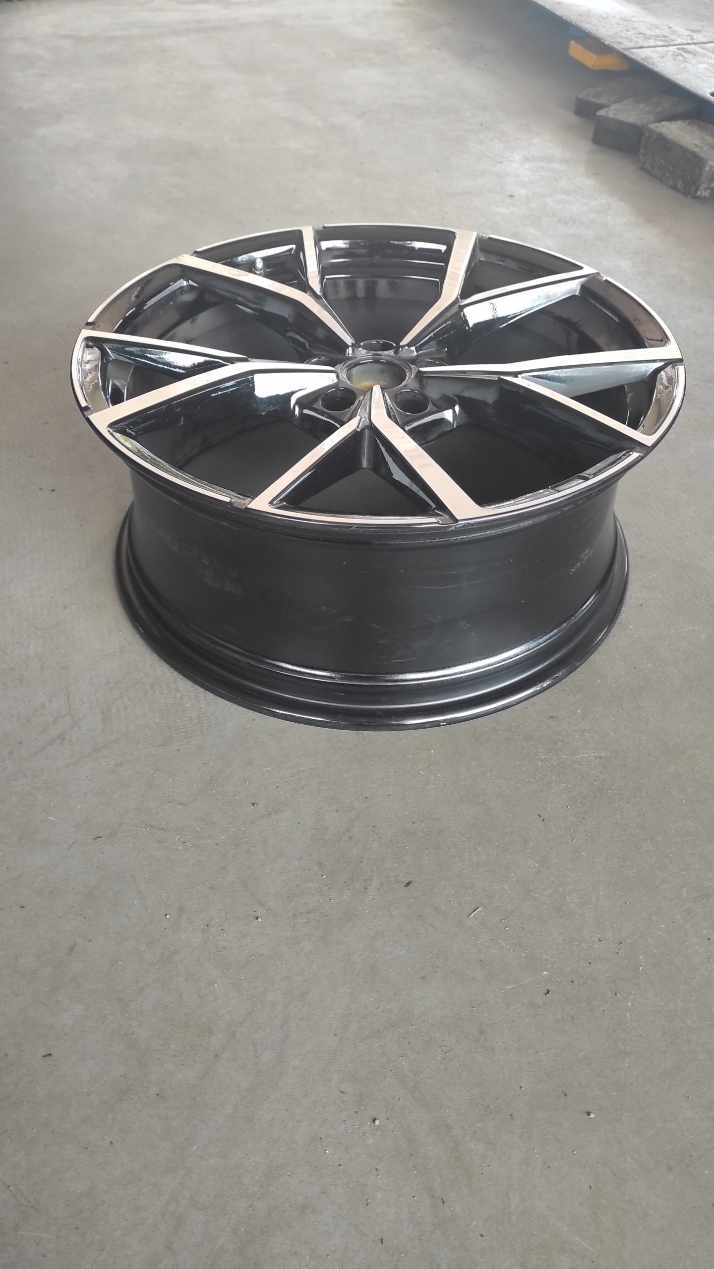 1x Alu Felge Volkswagen Arteon Aluminum rim 20 Zoll 8.0J 5x112 40ET 3G8601025AC