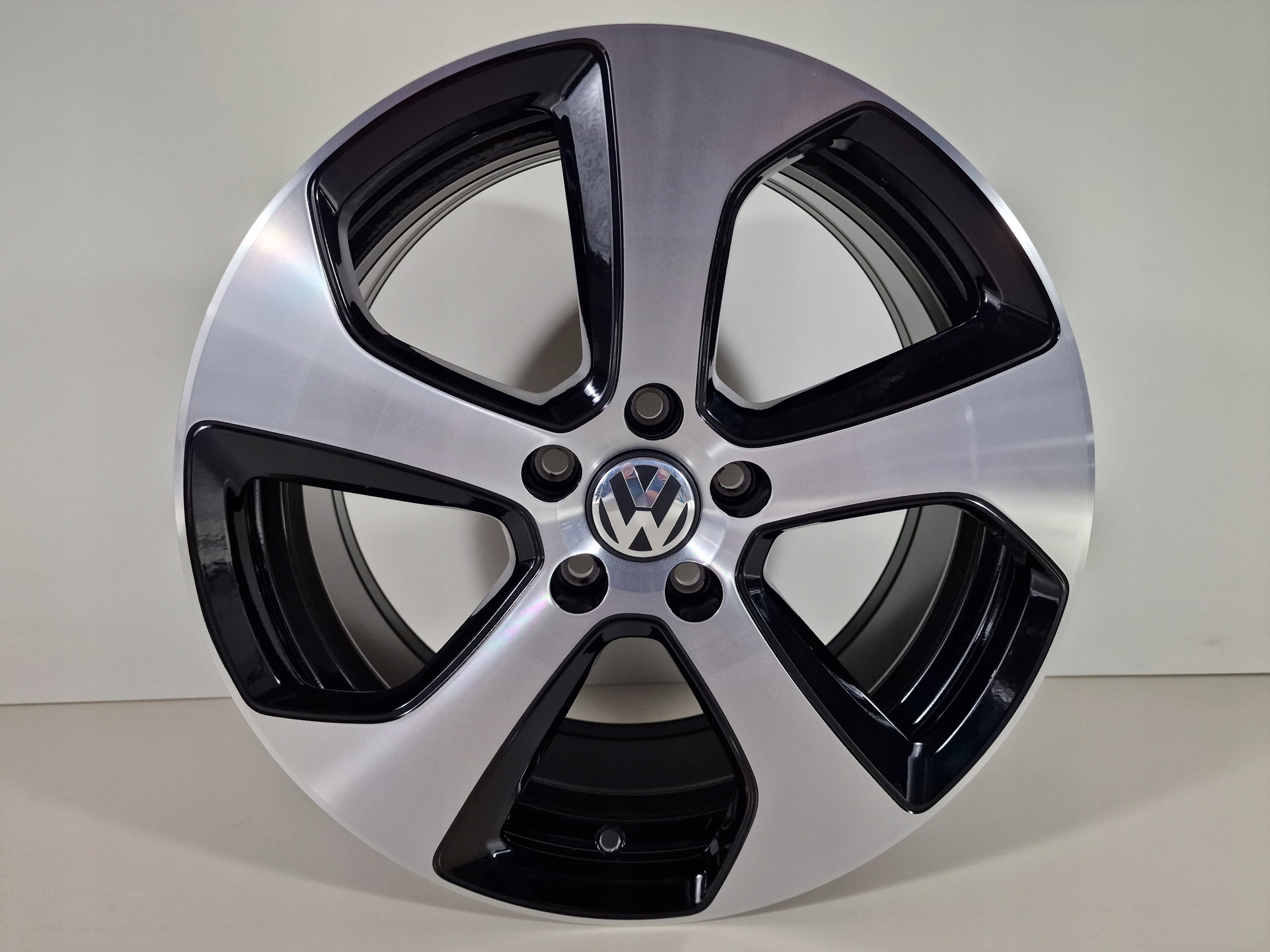  Aluminium rim Volkswagen Arteon Passat Tiguan Golf 18 inch 7.5J 5x112 49ET  product image