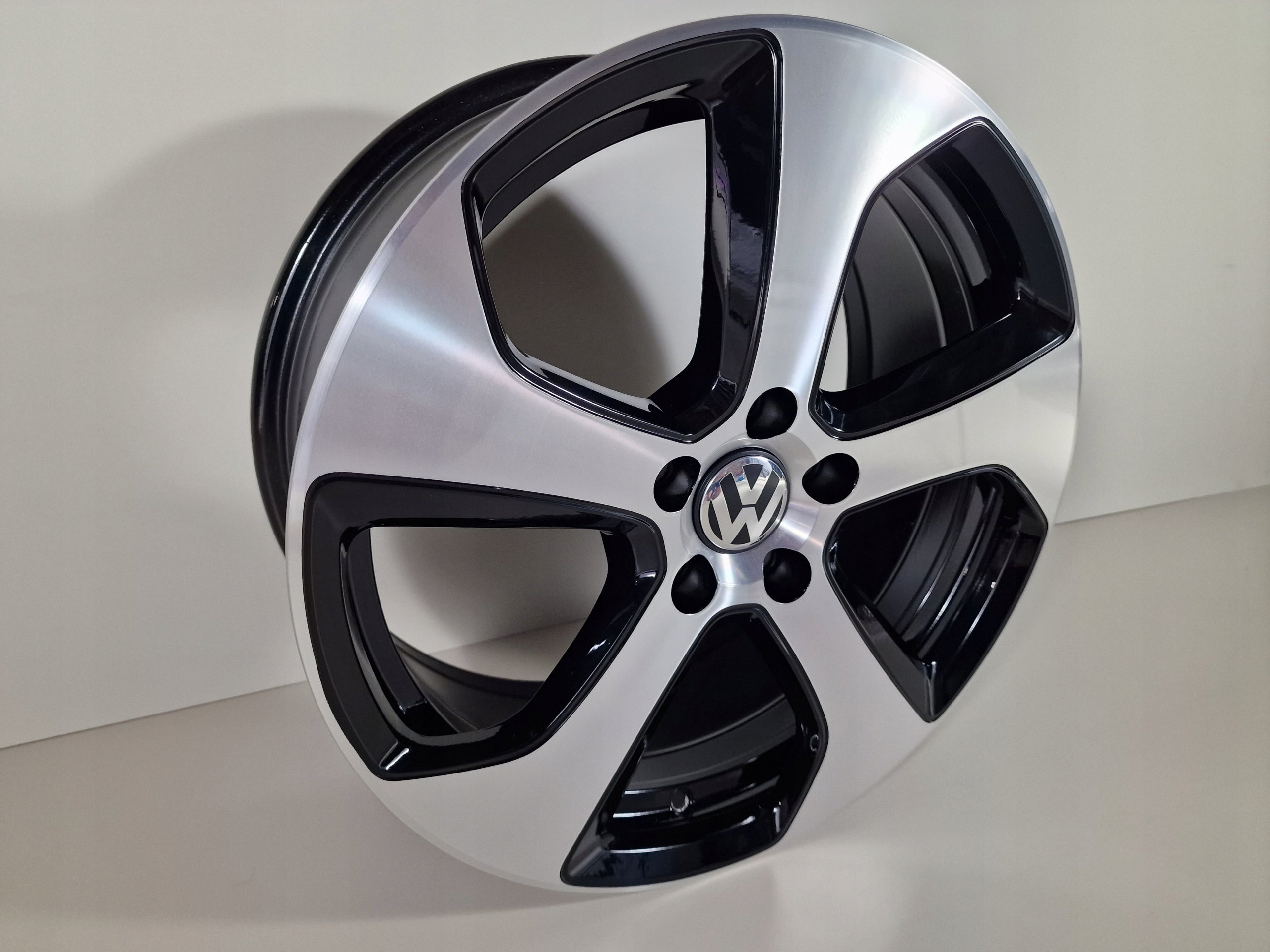 Alu Felge Volkswagen Arteon Passat Tiguan Golf 18 Zoll 7.5J 5x112 49ET