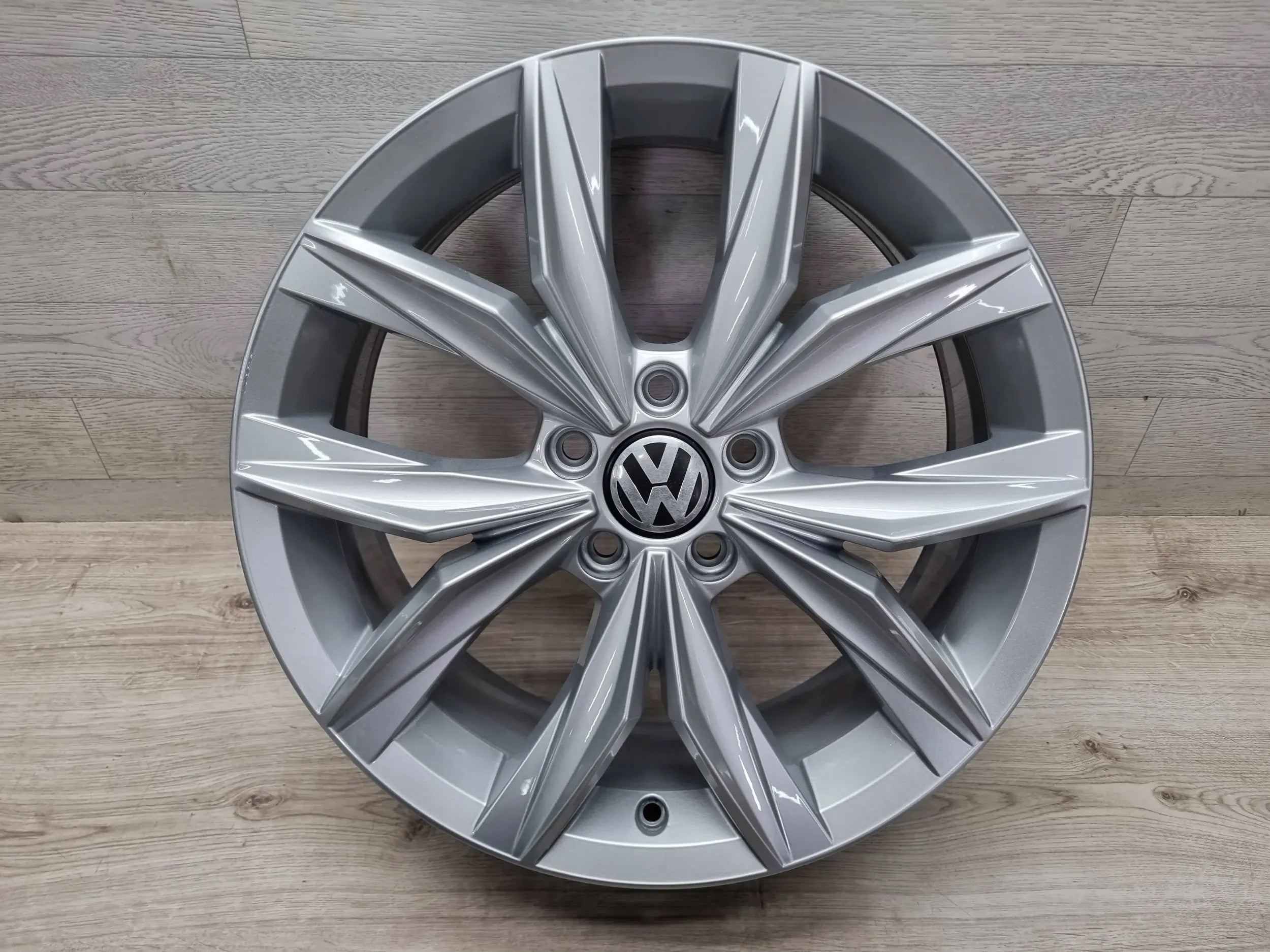 Alu Felge Volkswagen Tiguan T4 18 Zoll 7.0J 5x112 43ET 5NA601025B