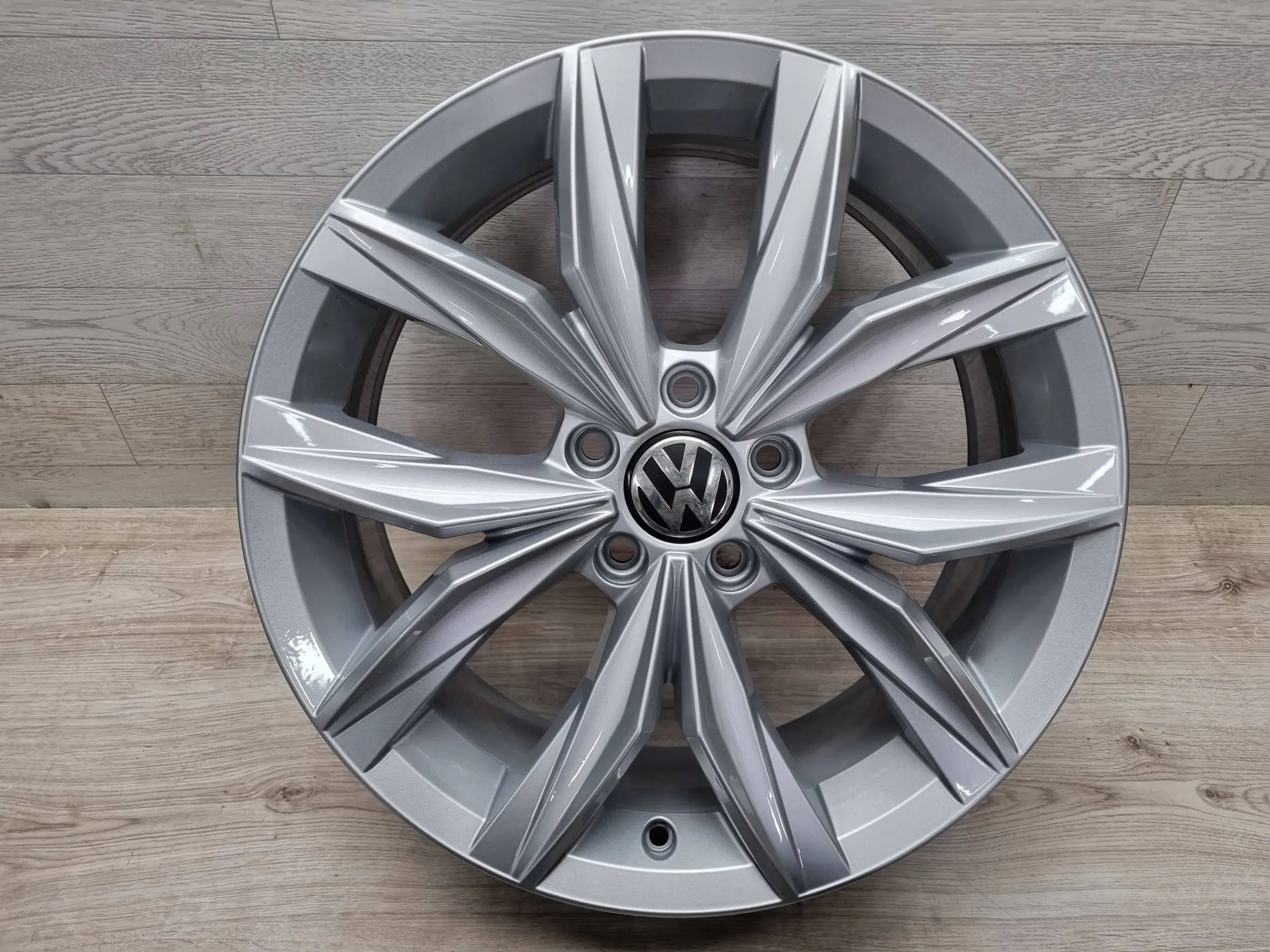 Alu Felge Volkswagen Tiguan T4 18 Zoll 7.0J 5x112 43ET 5NA601025B