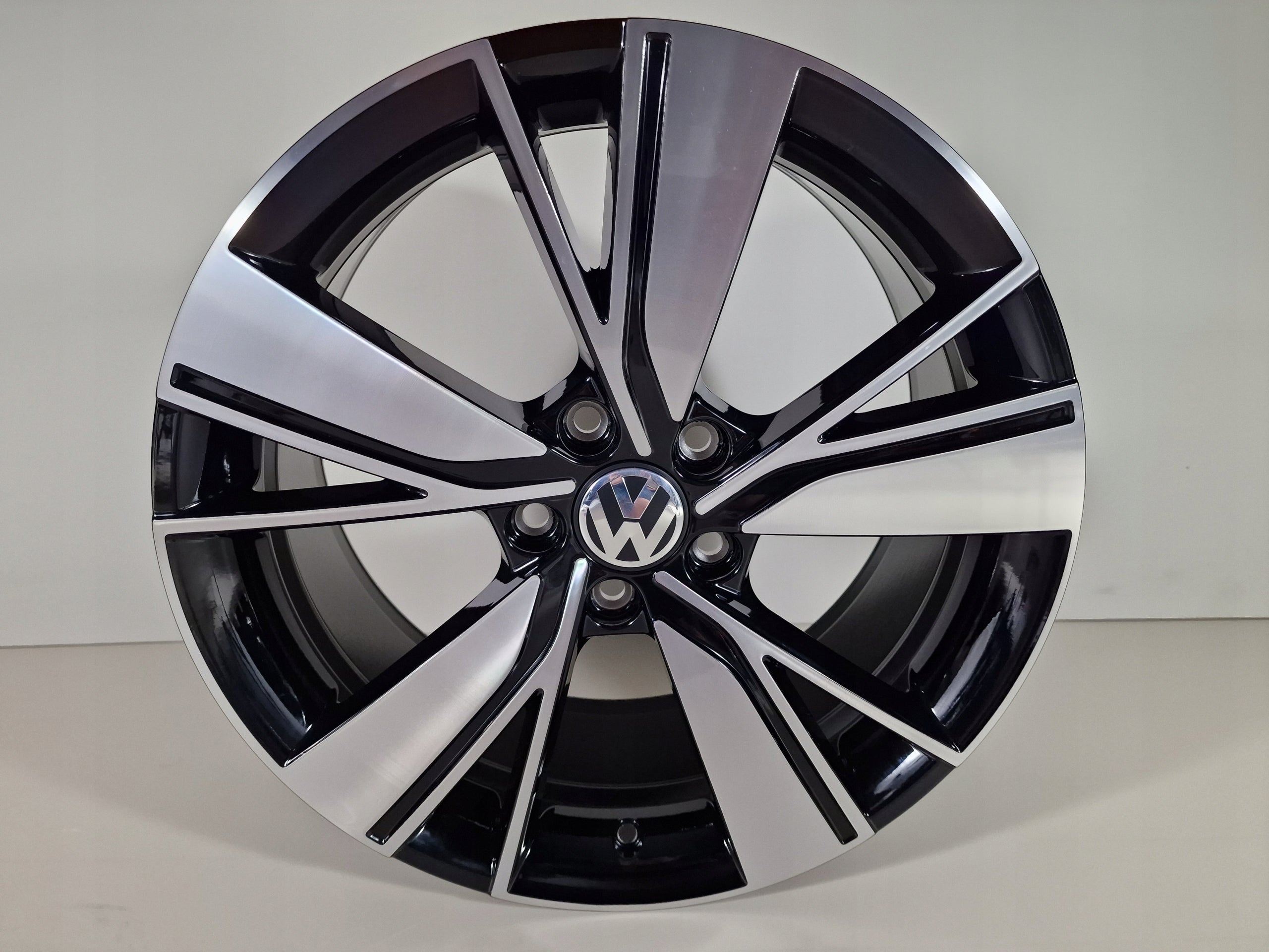 Alu Felge Volkswagen Arteon Passat Tiguan Golf 18 Zoll 7.5J 5x112 51ET