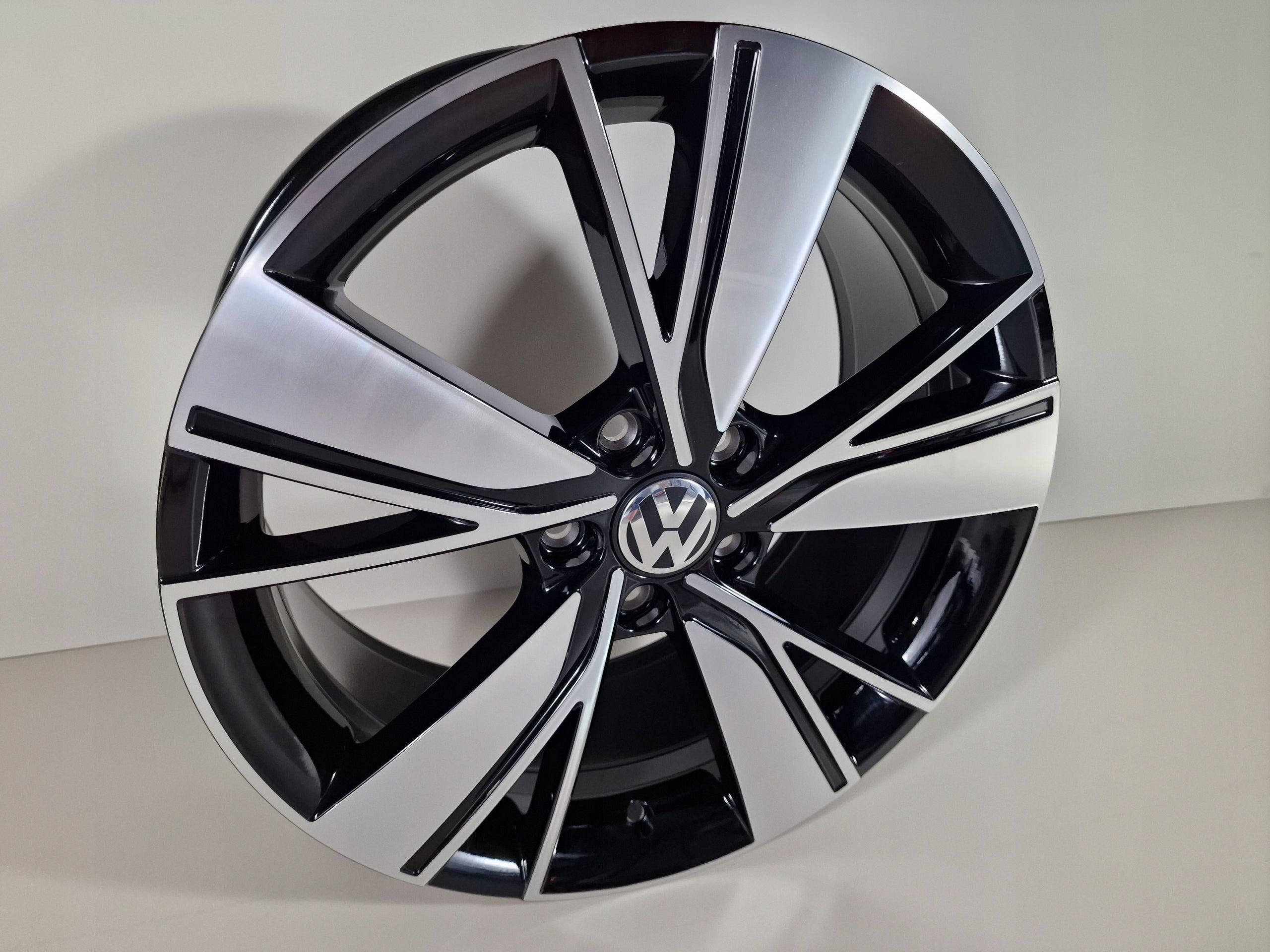 Alu Felge Volkswagen Arteon Passat Tiguan Golf 18 Zoll 7.5J 5x112 51ET