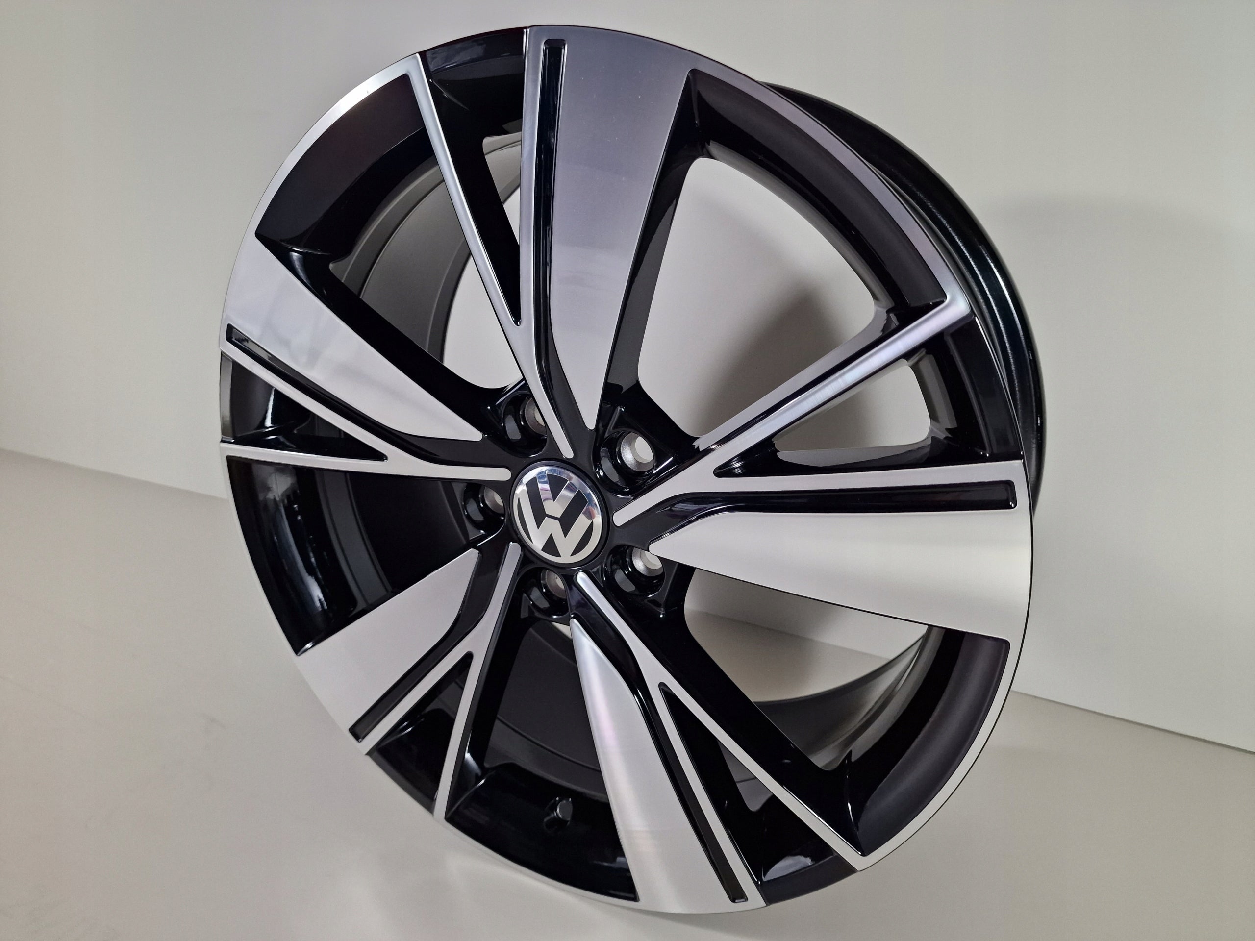 Alu Felge Volkswagen Arteon Passat Tiguan Golf 18 Zoll 7.5J 5x112 51ET