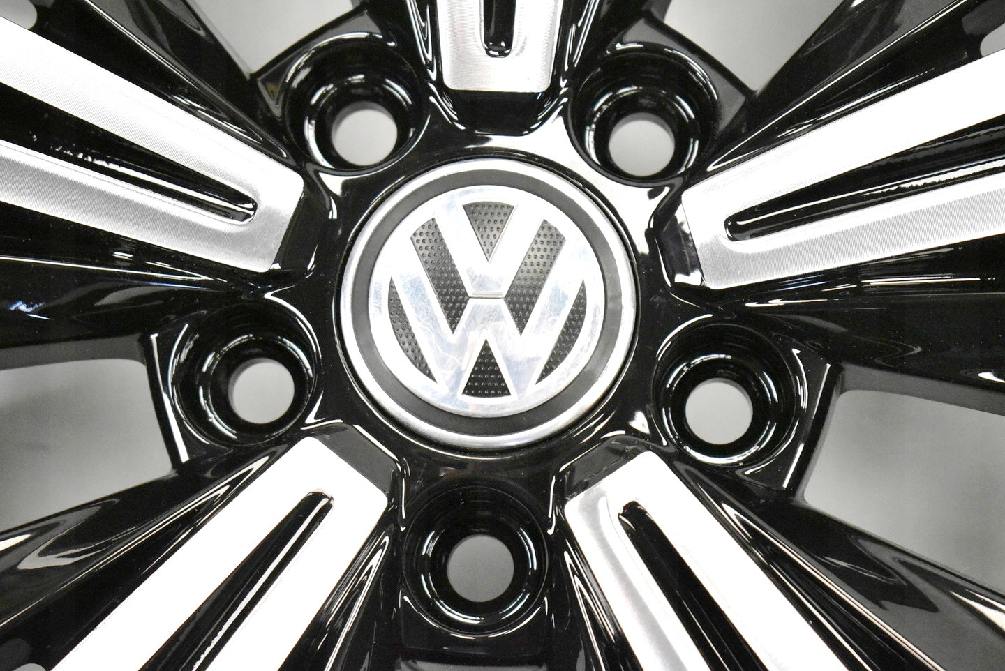 Alu Felge Volkswagen Golf VII Golf Tiguan Golf V Golf VI T4 18 Zoll 7.0J 5x112 43ET 5NN601025L