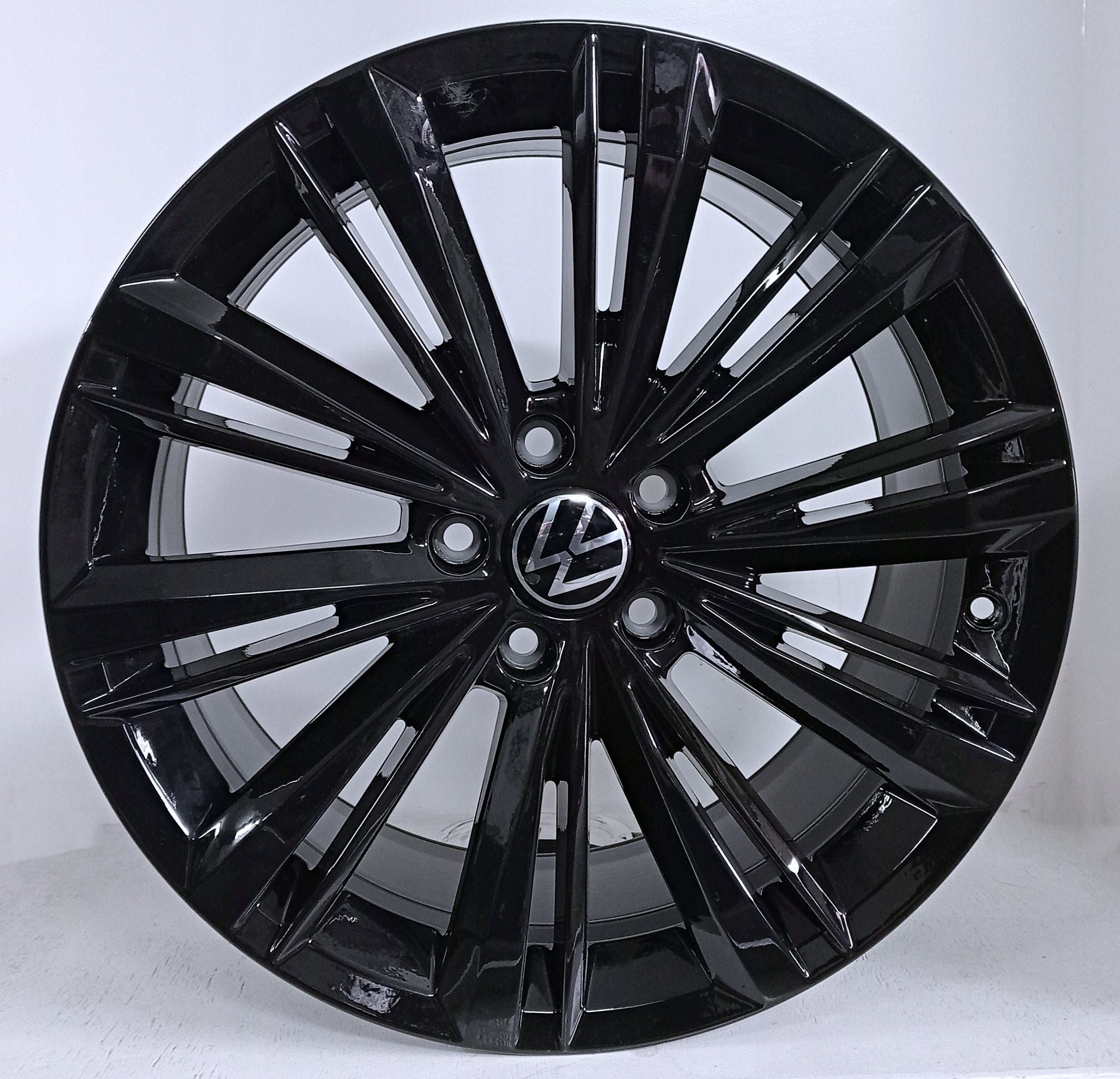  Aluminium rim Volkswagen Passat Tiguan Golf 18 inch 8.0J 5x112 44ET 3G0601025  product image