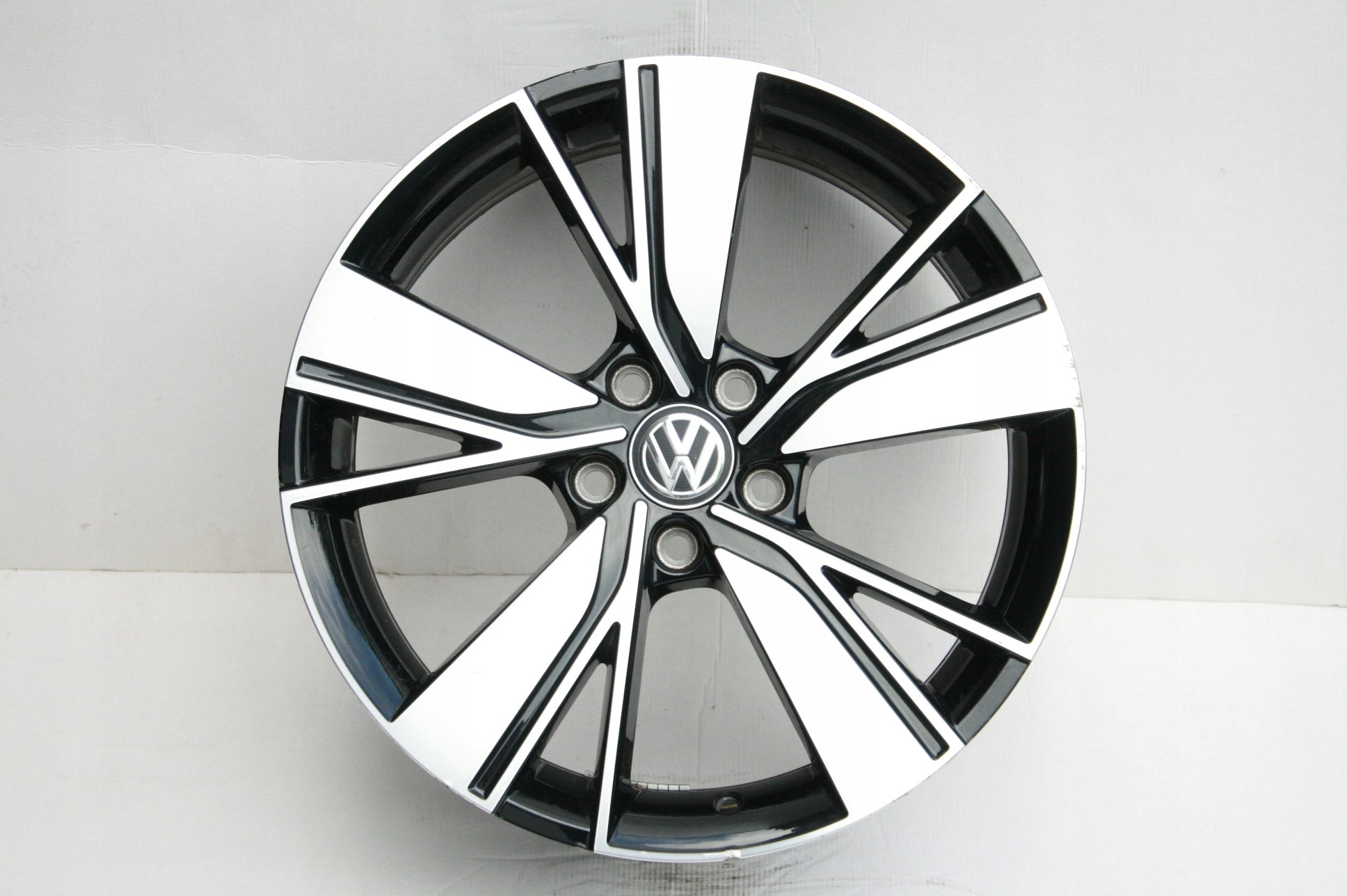 1x Alu Felge Volkswagen T5 Golf Aluminum rim 18 Zoll 7.5J 5x112 51ET 5H0601025J