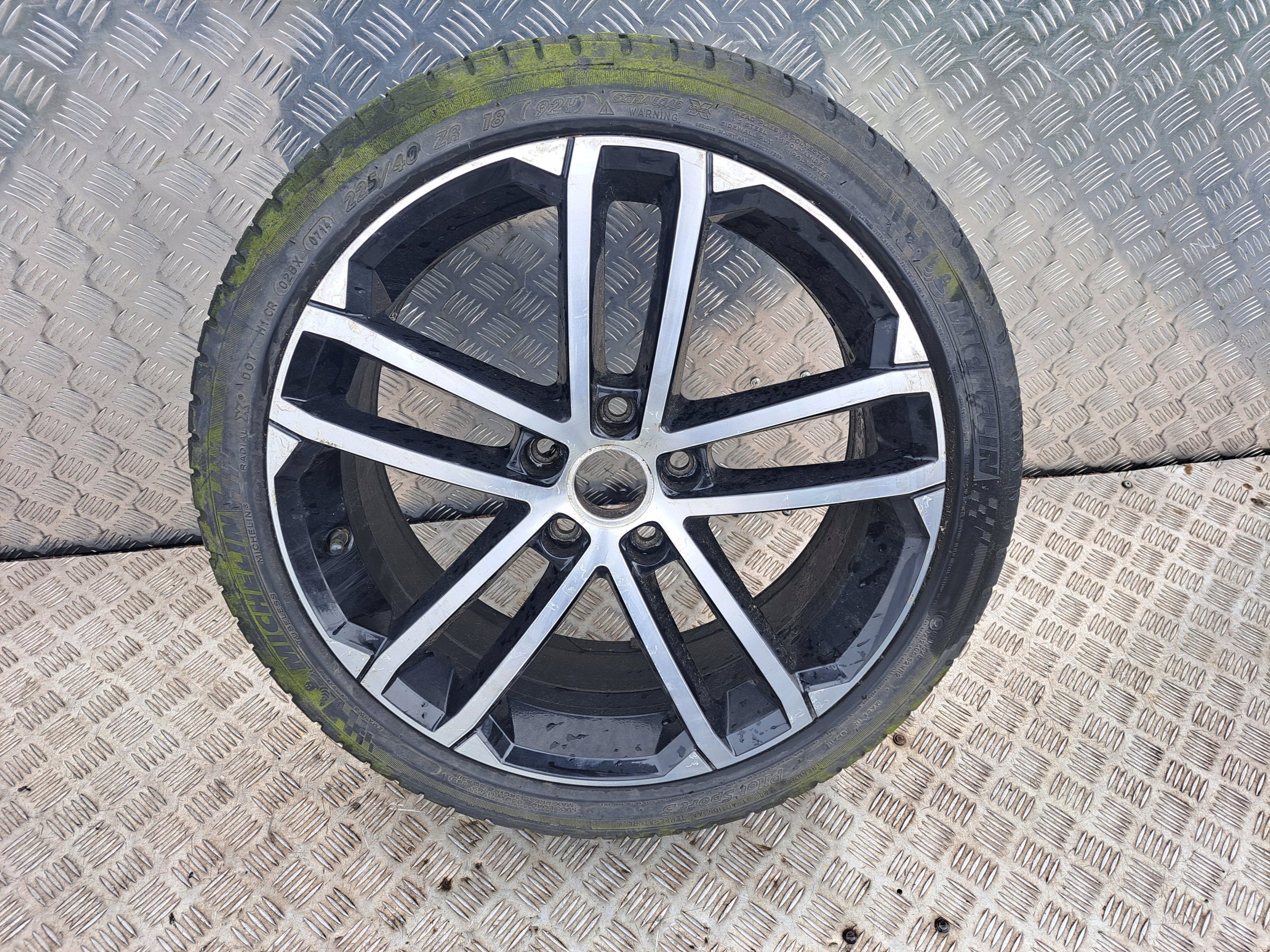 1x Alu Felge Volkswagen Golf Aluminum rim 18 Zoll 7.5J 5x112 49ET 5G0601025AQ