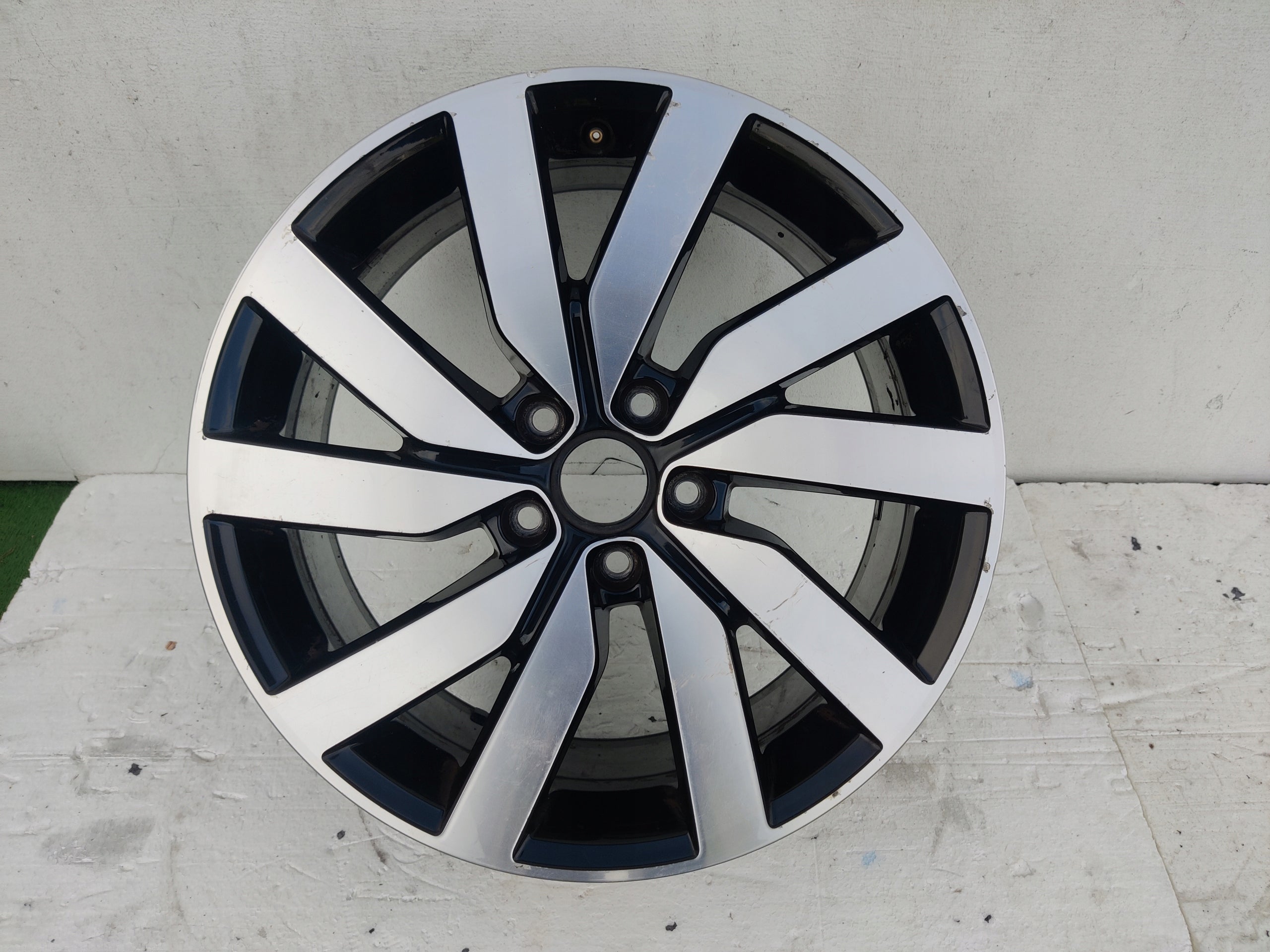 1x Alu Felge Volkswagen Golf Aluminum rim 18 Zoll 7.5J 5x112 5g0601025al