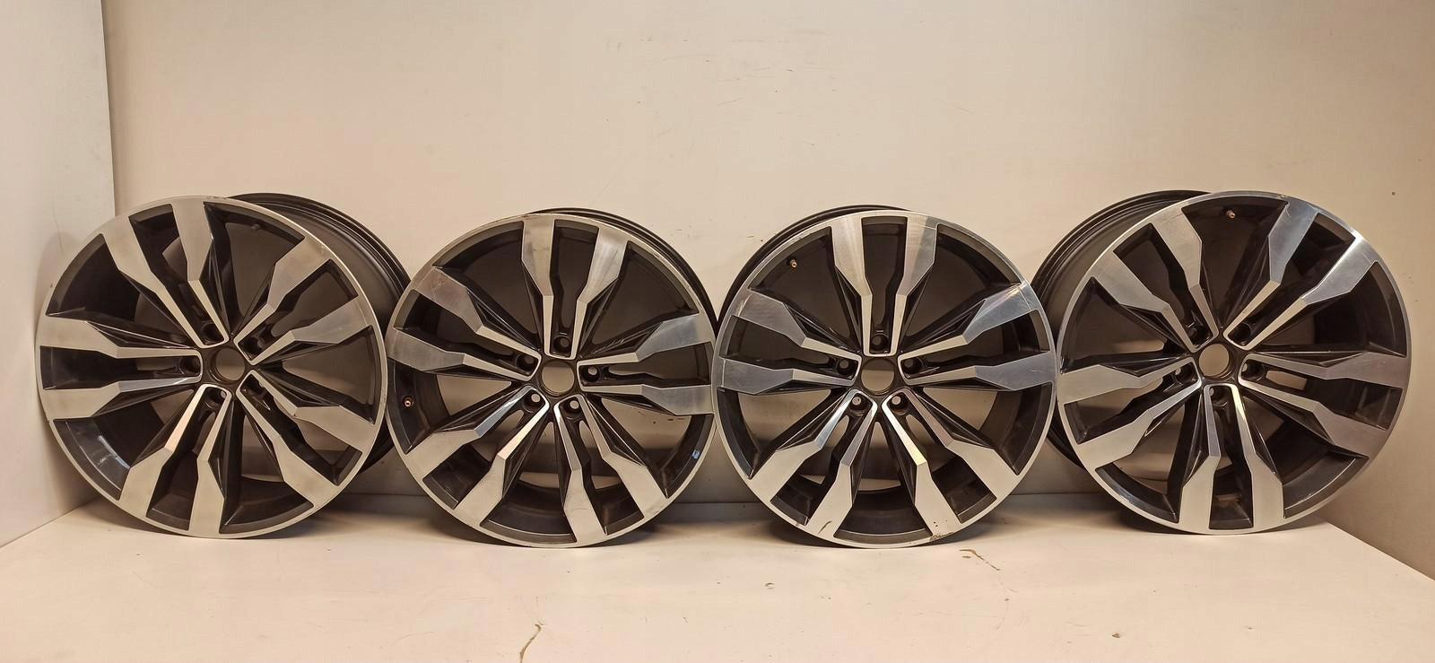 Alu Felge Volkswagen Tiguan Aluminum rim 20 Zoll 8.5J 5x112 5NA601025G