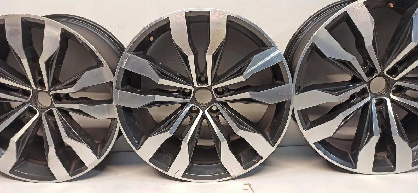 Alu Felge Volkswagen Tiguan Aluminum rim 20 Zoll 8.5J 5x112 5NA601025G