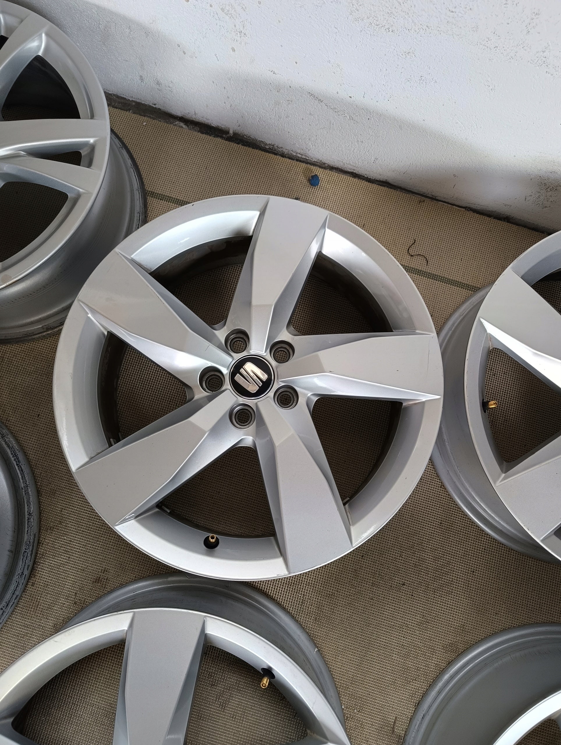 Alu Felge Volkswagen T2 Aluminum rim 17 Zoll 6.5J 5x100 39ET 2GM601025