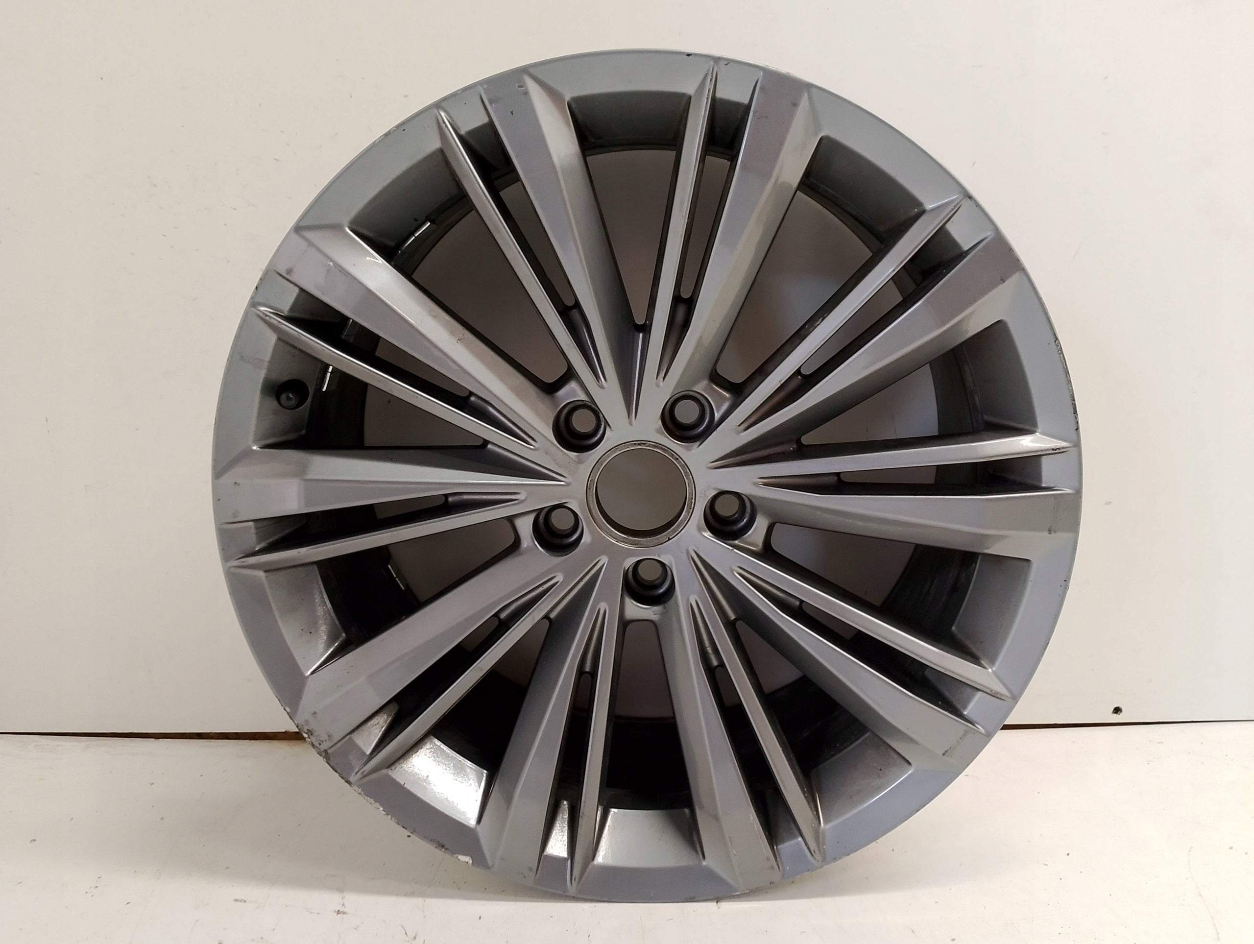 1x Alu Felge Volkswagen Passat Aluminum rim 18 Zoll 8.0J 5x112 44ET 3G0601025BN