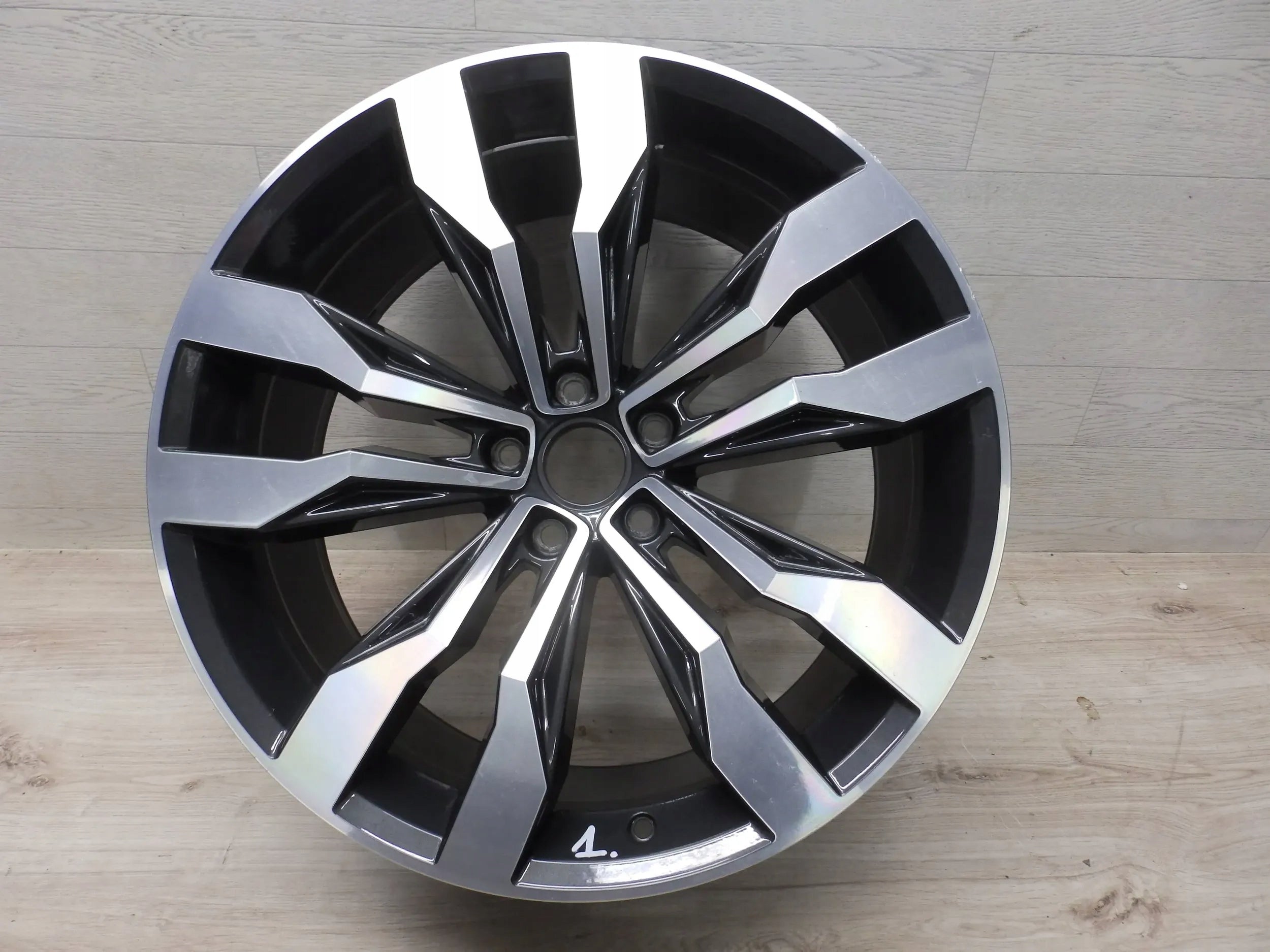 1x Alu Felge Volkswagen Tiguan T3 20 Zoll 8.5J 5x112 38ET 5NA601025G