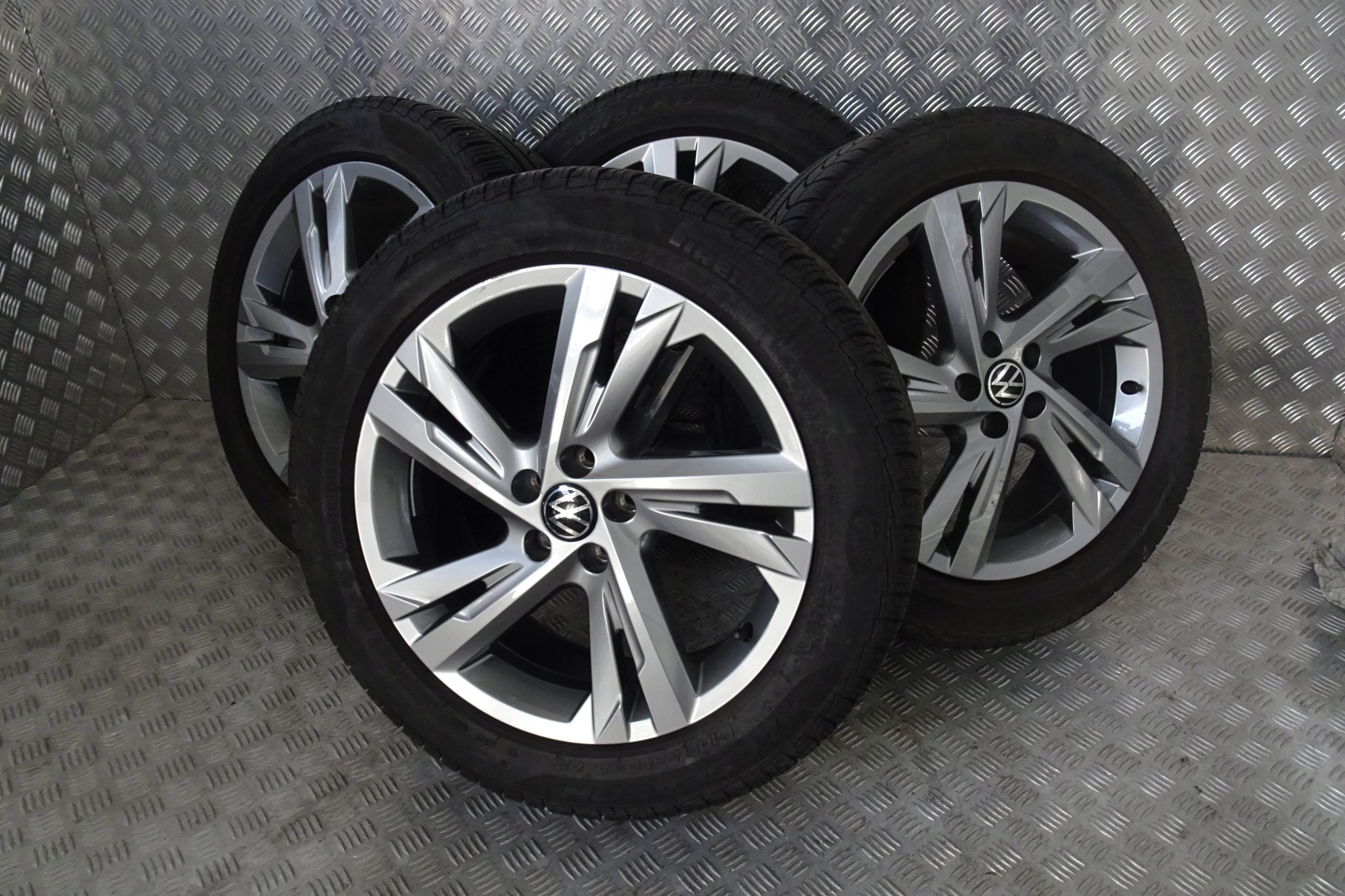  Alu Felge Volkswagen Taigo Aluminum rim 17 Zoll 6.5J 5x100 39ET 2G7601025E product image