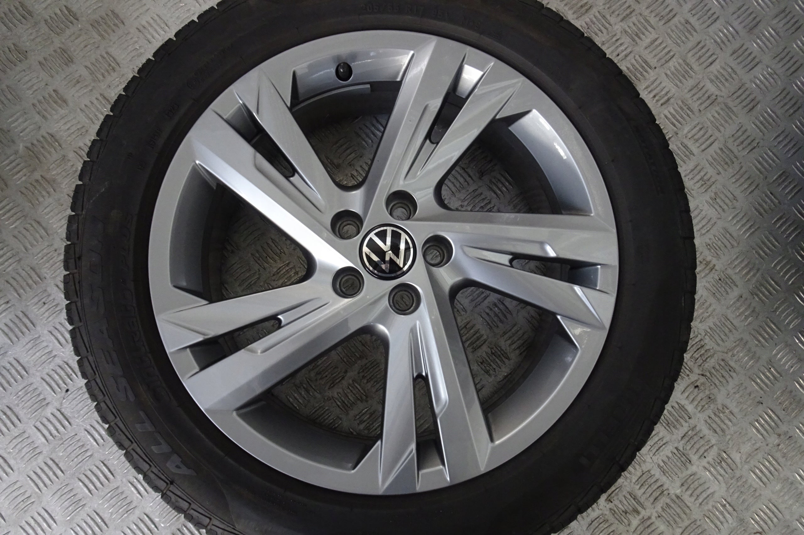 Alu Felge Volkswagen Taigo Aluminum rim 17 Zoll 6.5J 5x100 39ET 2G7601025E