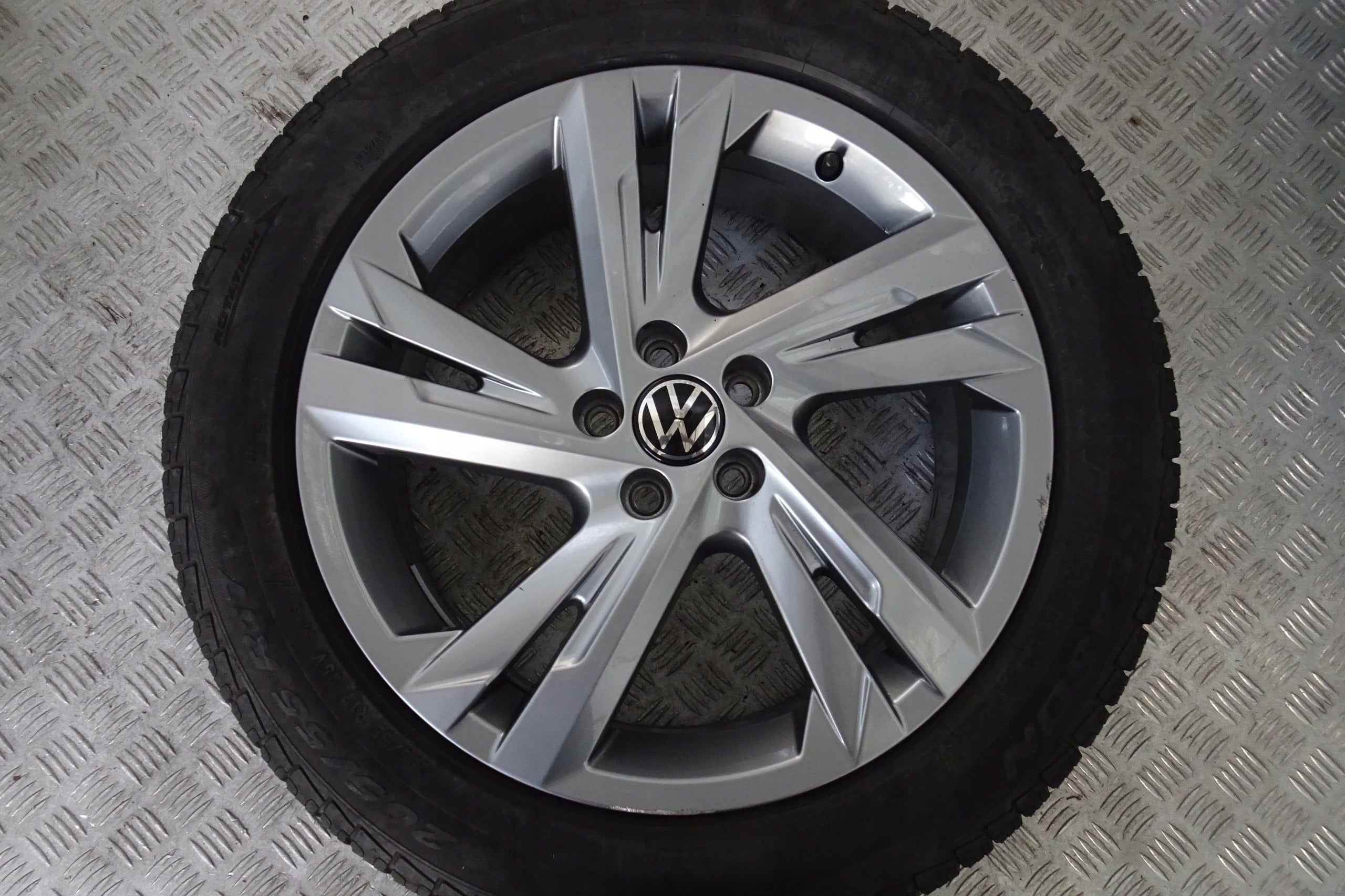 Alu Felge Volkswagen Taigo Aluminum rim 17 Zoll 6.5J 5x100 39ET 2G7601025E